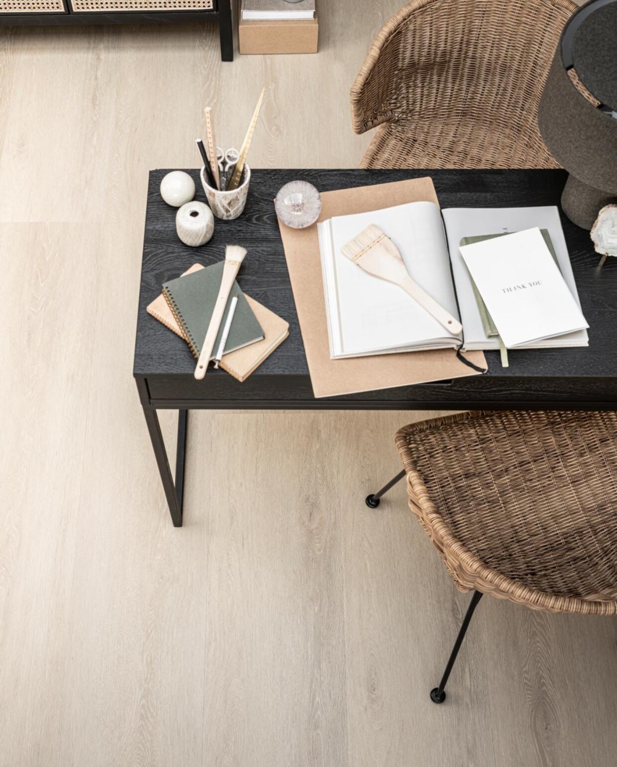 PVC Vloer Wide Board in kleur Naturel, extra brede plank 152,5x30,5 cm, dryback per m² € 41,95, click per m² € 54,95 vtwonen, bureau van Woood Exclusive, stoelen van Woood, kast Loods 5, lamp van Bloomingville, presse-papier letoile.store, mok en kristal op goudmetalen houder Sissy Boy. Overig privébezit. vtwonen 06-2021 | styling Danielle Verheul | fotografie Sjoerd Eickmans