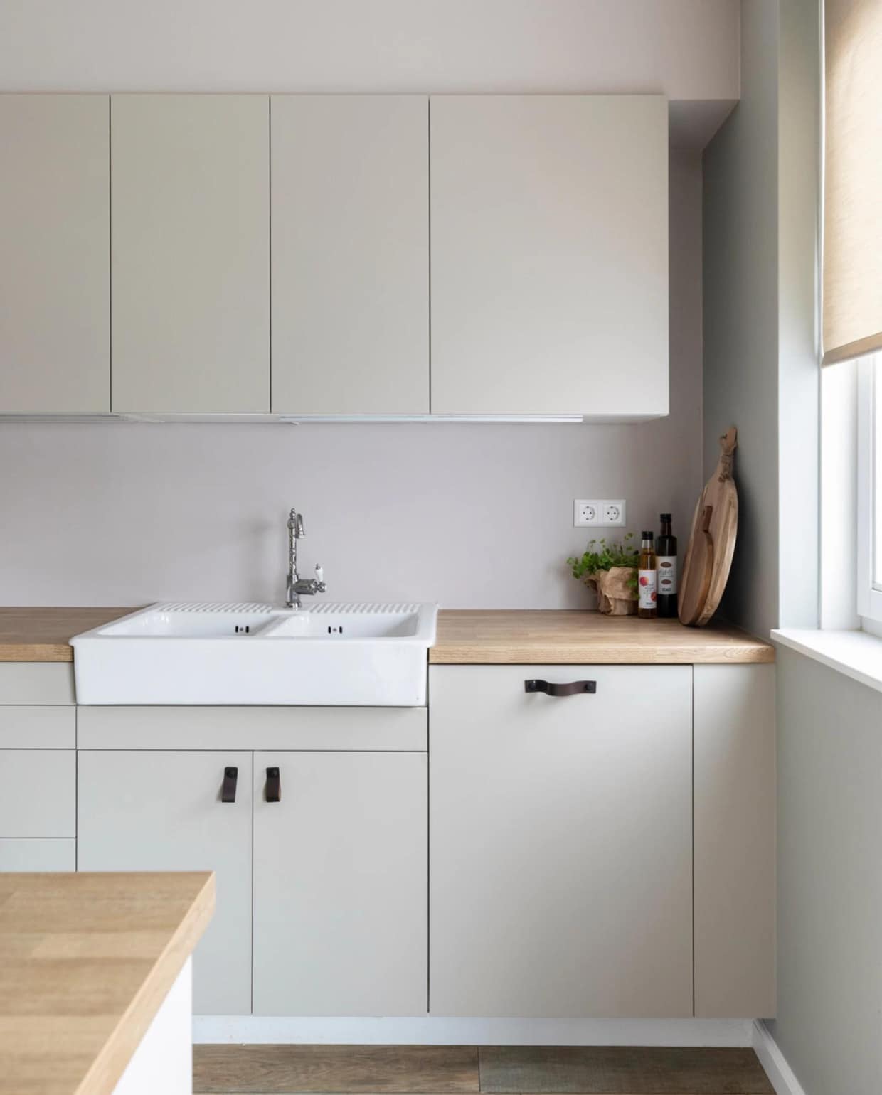 Kleur op de muur Urban Taupe Flexa, kleur op de muur rondom de ramen Saliegroen Flexa Easycare Muren, rolgordijnen op maat gemaakt Karwei, keukenkastjes gewrapt met folie in de kleur C 871 Stickermaster, leren greepjes Karwei, headroom wandafzuigkap diagonaal WK87CM65, zwarte schacht headroom kappen DWZ1AX6E1, inductiekookplaat PIV895FC5E, bakoven met magnetron HMG8764C7, decorstrip zwart (bedekt onderkant oven) HEZ660050, inbouwkoelkast KIR81SDE0 en inbouwvriezer GIN81ACF0 Bosch, snijplanken vtwonen. Overig privébezit. Weer verliefd op je huis aflevering 2 seizoen 14 | fotografie Margriet Hoekstra | styling Fietje Bruijn