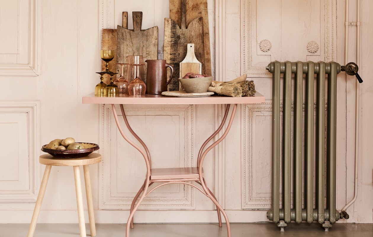 Tafel met ijzeren pootjes, geschilderd in kleur 86DI64 van D’Imago, 90x52x75 cm (bxdxh) € 130,- (com-anders.nl). Kruk € 69,99 (zara.com). Vloerkleed vanaf € 69,90, theedoek bruin/rood met witte strepen € 24,90 (letoile.store). Okergele glazen per stuk € 5,-, snijplanken per stuk vanaf € 25,-, bruine kan € 9,-, schaal € 5,- (jolandelijkdewebshop.nl). Roze wijnglazen Salon Melrose round € 11,50, roze glazen kan Salon Melrose S € 20,-, gele theedoek wafel Lemon, 50x70 cm € 17,75, theedoeken met bloemen van Bungalow, geel Lily Masala en groen Nisha Ivy per stuk € 10,75 (scandicliving.nl). Beige theedoek met bruine strepen € 29,90 (libeco.com). vtwonen 05-2021 | styling Marlies Does | fotografie Bart Brussee