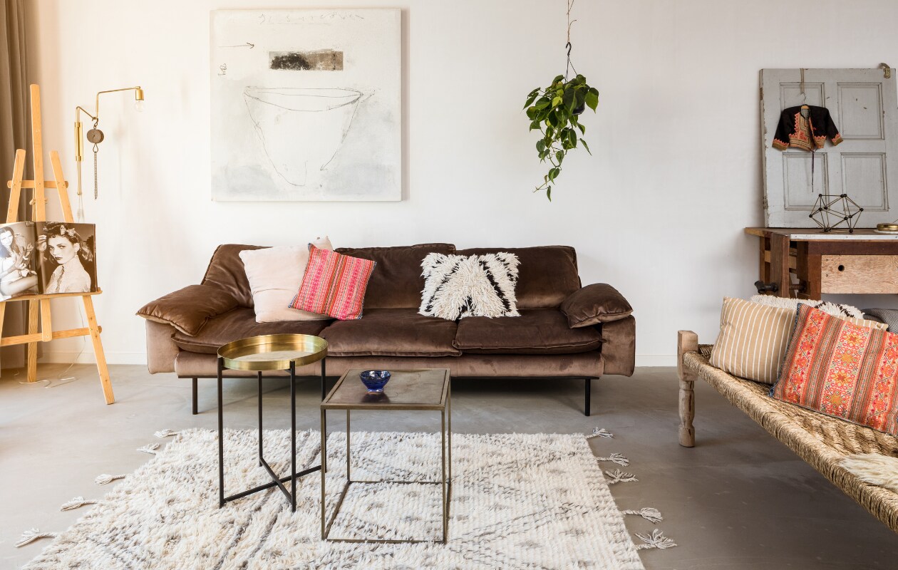 Boek op ezel Kate Moss by Mario Testino. Het schilderij van René van der Hoofd is aangeschaft toen Marieke en Eddy gingen samenwonen. Bank en zwart-wit kussen van HK Living via Mariekes shop. Lichtroze kussen House Doctor, kleurige kussens beide Aai made with love. Lamp House Doctor, rond bijzettafeltje en vloerkleed HK Living, daybed en vierkant tafeltje BePureHome. Het blauwe schaaltje is gemaakt door Mariekes moeder. Bureau en oude deur van De Jutter in Ruinerwold, object op bureau van HK Living. Het jasje was een cadeau van Mariekes moeder en komt uit India, Mees heeft het nog aan gehad toen hij klein was. vtwonen 09-2019 | styling Sabine Burkunk, Buro Binnenhuis | fotografie Hans Mossel
