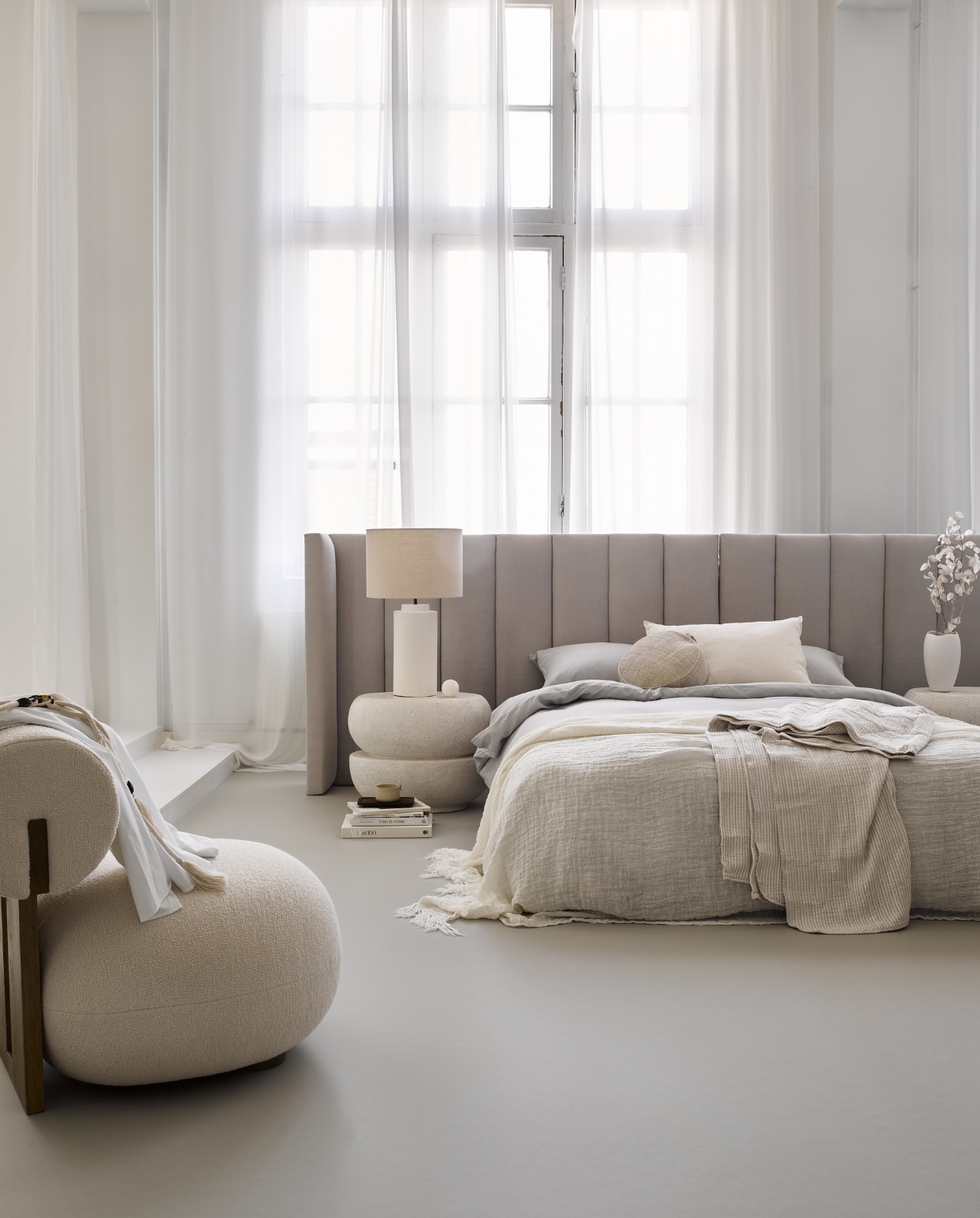 Op maat gemaakt headboard stoffeershop.nl, fauteuil van Norr11 bondinterior.nl, microcement bijzettafel lanena-home.com, beddengoed en gestreepte sprei hm.com, lamp en vaas zarahome.com, wit linnen kussen en linnen sprei nordal.eu. Overig privébezit. vtwonen 08-2022 | styling Cleo Scheulderman | fotografie Alexander van Berge