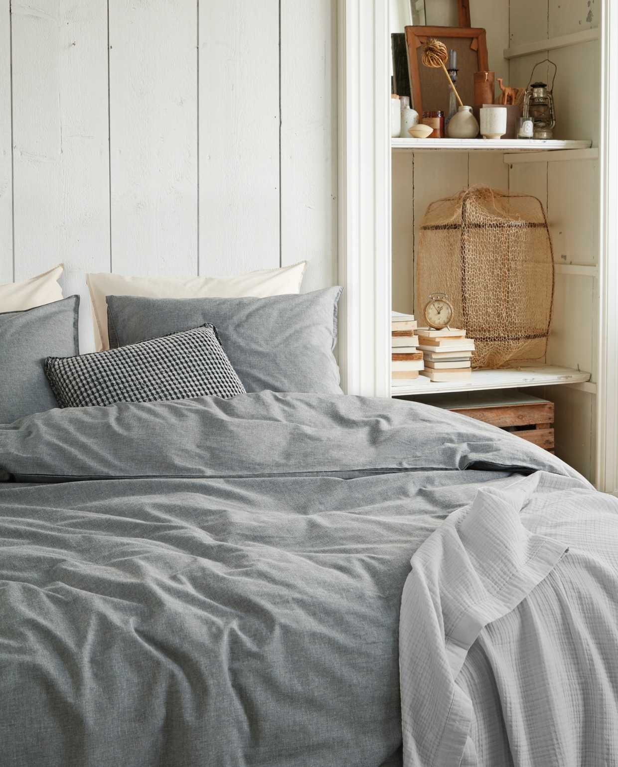 Dekbedovertrek Comfy, wit, jerseykatoen, diverse formaten, inclusief kussenslopen vanaf € 59,95, kussenhoes Comfy, lichtgrijs, 60x70 cm € 24,95, s, wit, hydrofiel katoen, ook in lichtblauw of lichtgrijs, 180x260 cm € 69,95 of 260x260 cm € 139,95, sierkussen Carve grey 45x45 cm, katoen € 34,95 vtwonen vtwonen 04-2019 | styling Danielle Verheul | fotografie Sjoerd Eickmans