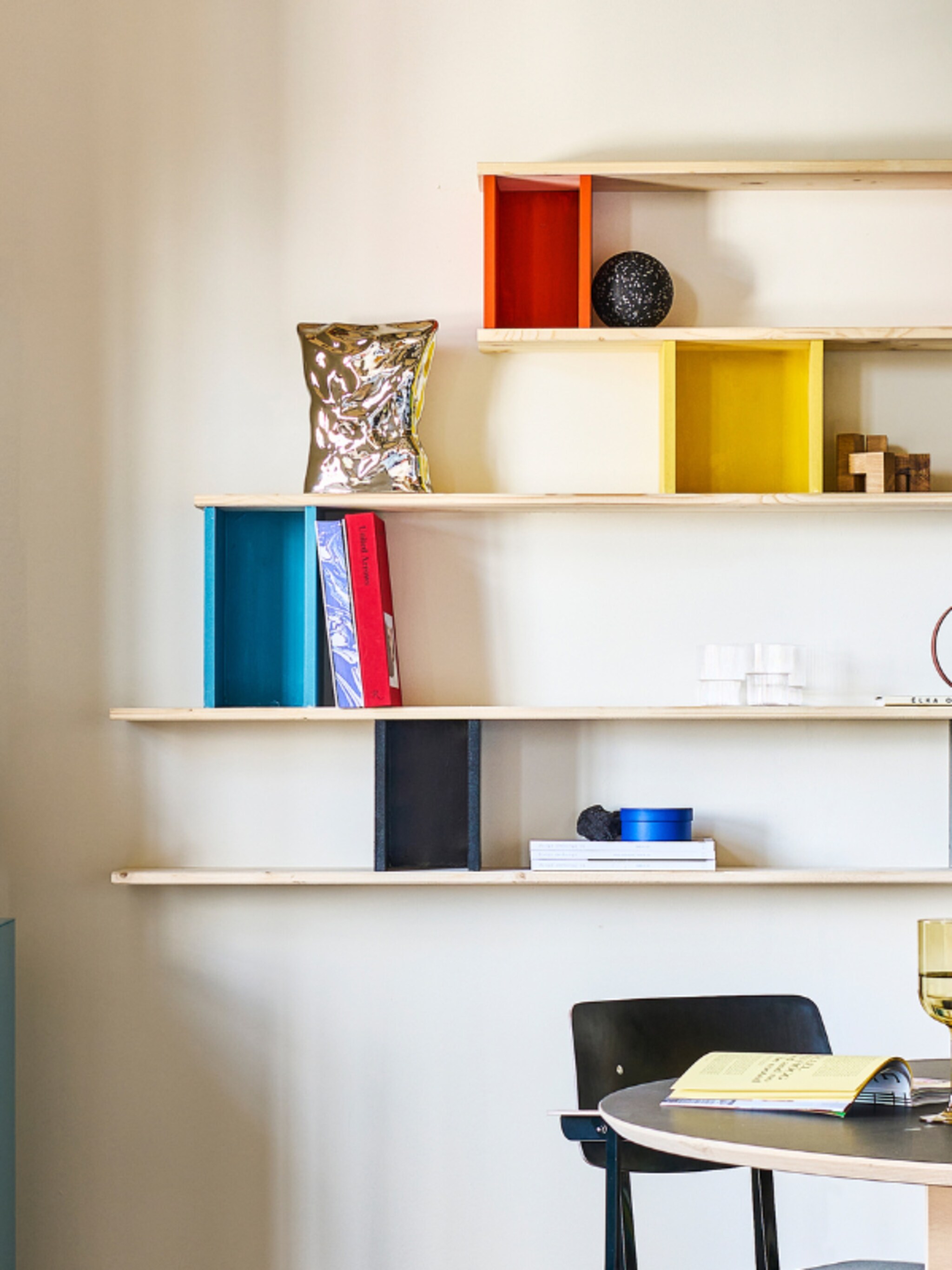 diy statement in huis met deze kleurrijke plankenkast