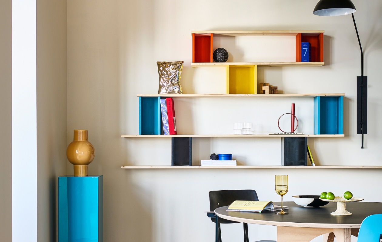 Muurverf Stock, verf Air Force Blue, verf Light Gold, verf Heat, verf Jack Black (littlegreene.nl). Glazen pilaar, 28x28x90 cm (bxdxh) € 325,-, metalen vaas Bag of Chips € 49,95, gele keramieken vaas € 59,95 (hkliving.com). Eetkamerstoel Revolt van Hay € 385,-, rode vaas van Fermob € 59,-, glazen Ripple van Ferm Living, set van 4 € 45,-, blauwe vaas van Ferm Living € 99,-, metalen wandlamp Orion van vtwonen (vtwonen.nl/shop). Zwarte eetkamerstoel van Galvanitas, 50x57x80 cm € 285,-, notenhouten kruk € 339,- (demachinekamer.nl). Tafel Pupil met fenix blad, 140 cm (Ø) € 4750,- (arpdesign.com). Zwart-witte keramieken schaal € 19,99, emaillen taartplateau € 29,99 (hm.com). Wijnglas € 5,99 (zarahome.com). Boeken en ornamenten privébezit. vtwonen special DIY 7 | styling Sanne Ketelaar | fotografie Sjoerd Eickmans
