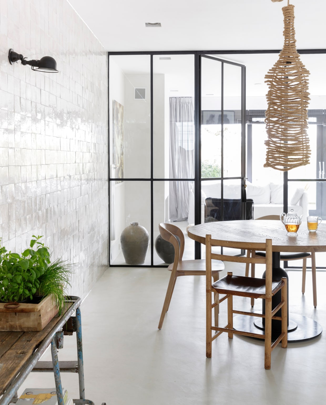 Karretjevan Brût Amsterdam, op de muur zelliges van designtegels.nl. Wandlampen van Jieldé. Hanglamp boven de eettafel van The Finds, tafel op maat gemaakt door A Table. Stoel van marktplaats.nl. Stoel Neva van Artisan is gekocht bij Goeds. vtwonen 11-2018 | fotografie Margriet Hoekstra | styling Barbara Natzijl
