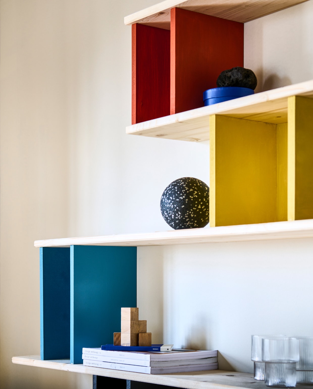 Muurverf Stock, verf Air Force Blue, verf Light Gold, verf Heat, verf Jack Black (littlegreene.nl), glazen Ripple van Ferm Living, set van 4 € 45,-,  Boeken en ornamenten privébezit. vtwonen special DIY 7 | styling Sanne Ketelaar | fotografie Sjoerd Eickmans