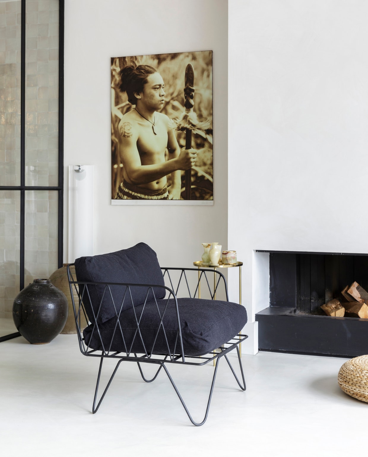 De foto aan de muur kreeg Sonja ooit van de fotograaf ervan, Patricia Steur. Balinese aardewerken potten van The Finds. Tafeltje van Sissy-Boy, vaasjes uit eenkringloopwinkel in Alkmaar. Rotan poef van Ikea. De vloer is beton cir in de kleur sneeuwwit. Fauteuil van Household Hardware vtwonen 11-2018 | fotografie Margriet Hoekstra | styling Barbara Natzijl