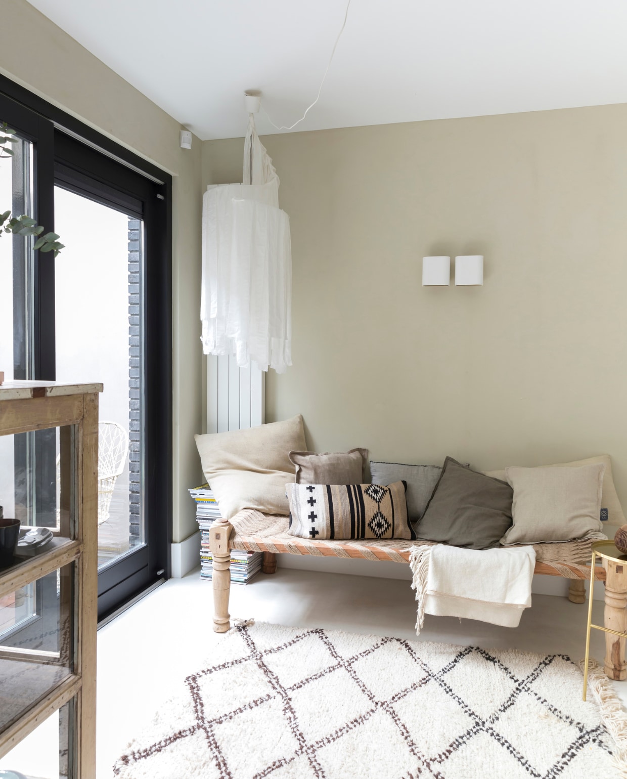 Daybed en kussensvan The Finds, lamp van Slumber Shade vanVivid Grey, kleed kleed via AnoukB. Wandlampenvan Modular. Op de muur kleur Bamboe vanBauwerk via wearewowmakers.com.  vtwonen 11-2018 | fotografie Margriet Hoekstra | styling Barbara Natzijl