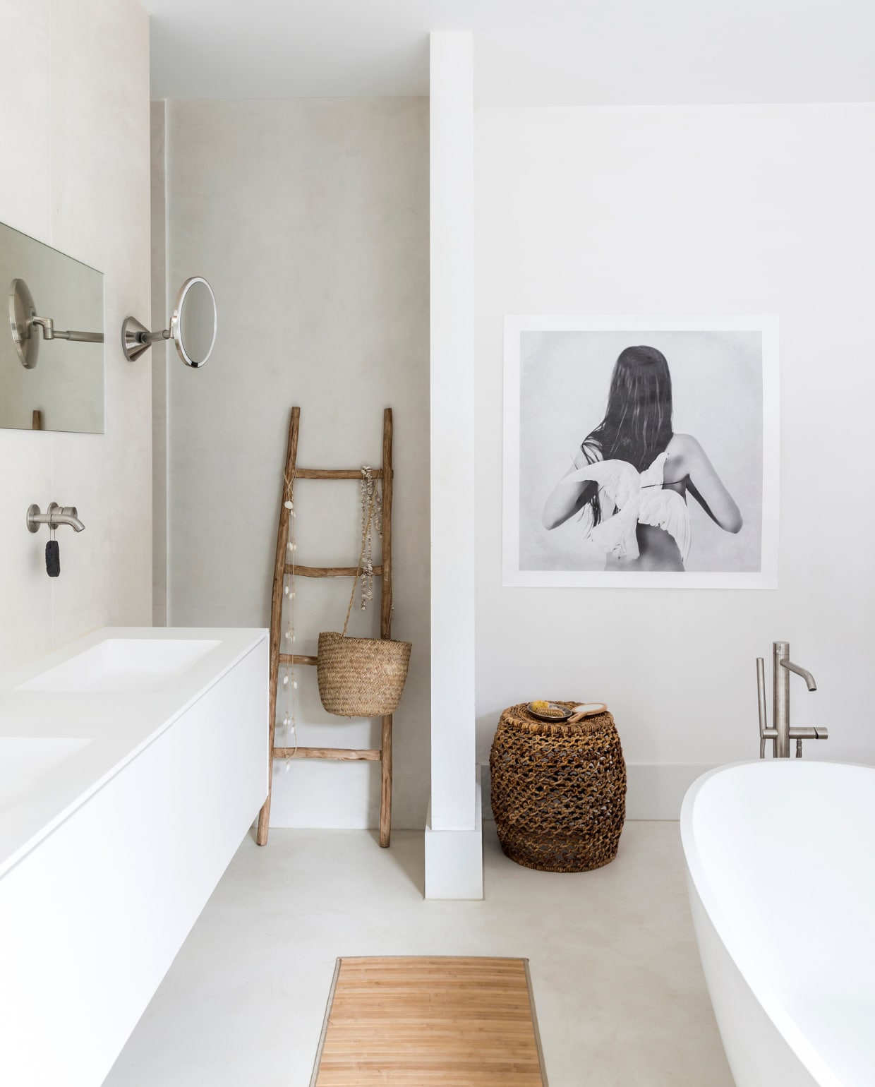 Bad en wastafel van Intercodam. Poster op demuur van lovewarriors.se. Ladder en manden van The Finds. Douchemat van Action. Op de muur kleur Wit van Bauwerk via wearewowmakers.com. vtwonen 11-2018 | fotografie Margriet Hoekstra | styling Barbara Natzijl