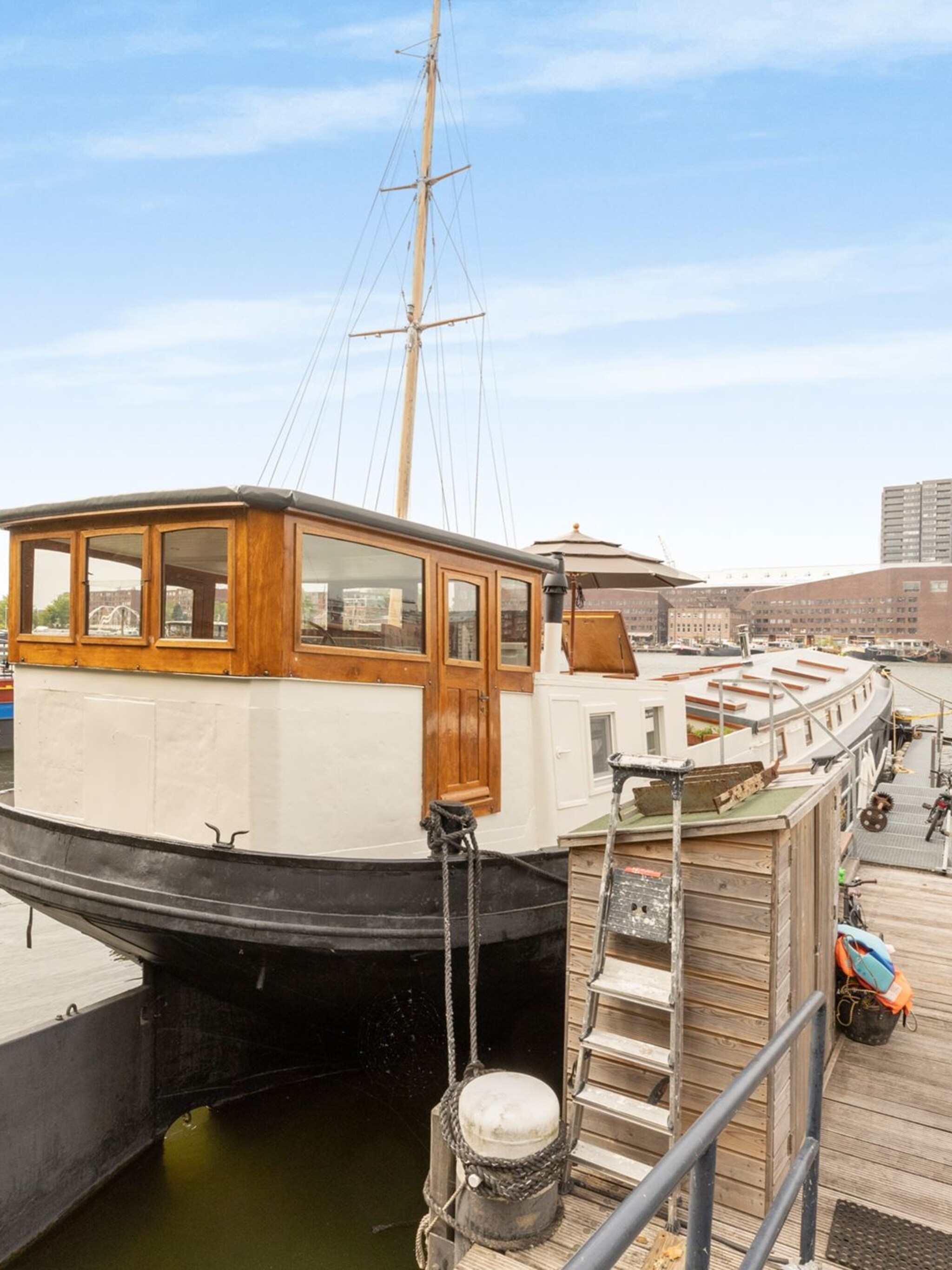 funda find wonen op een woonboot met ultrastrak interieur