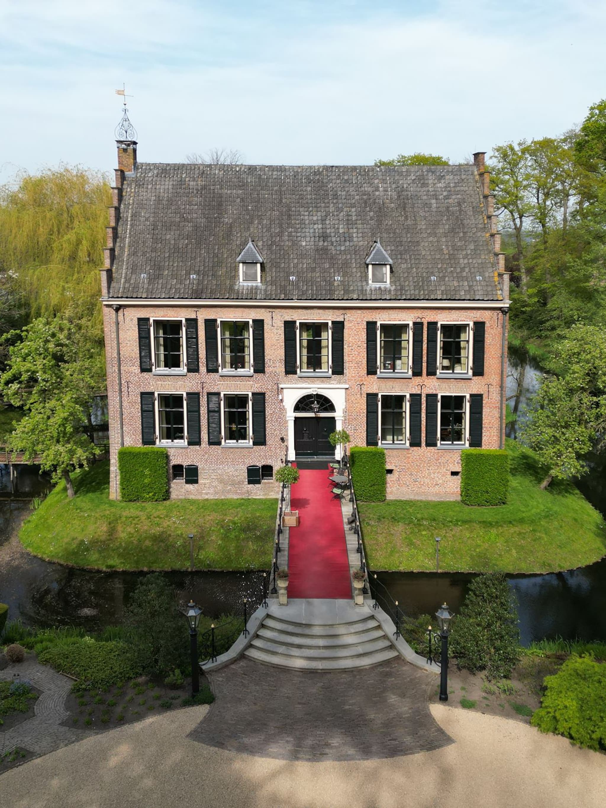 funda parel een adellijk landhuis omringd door een slotgracht