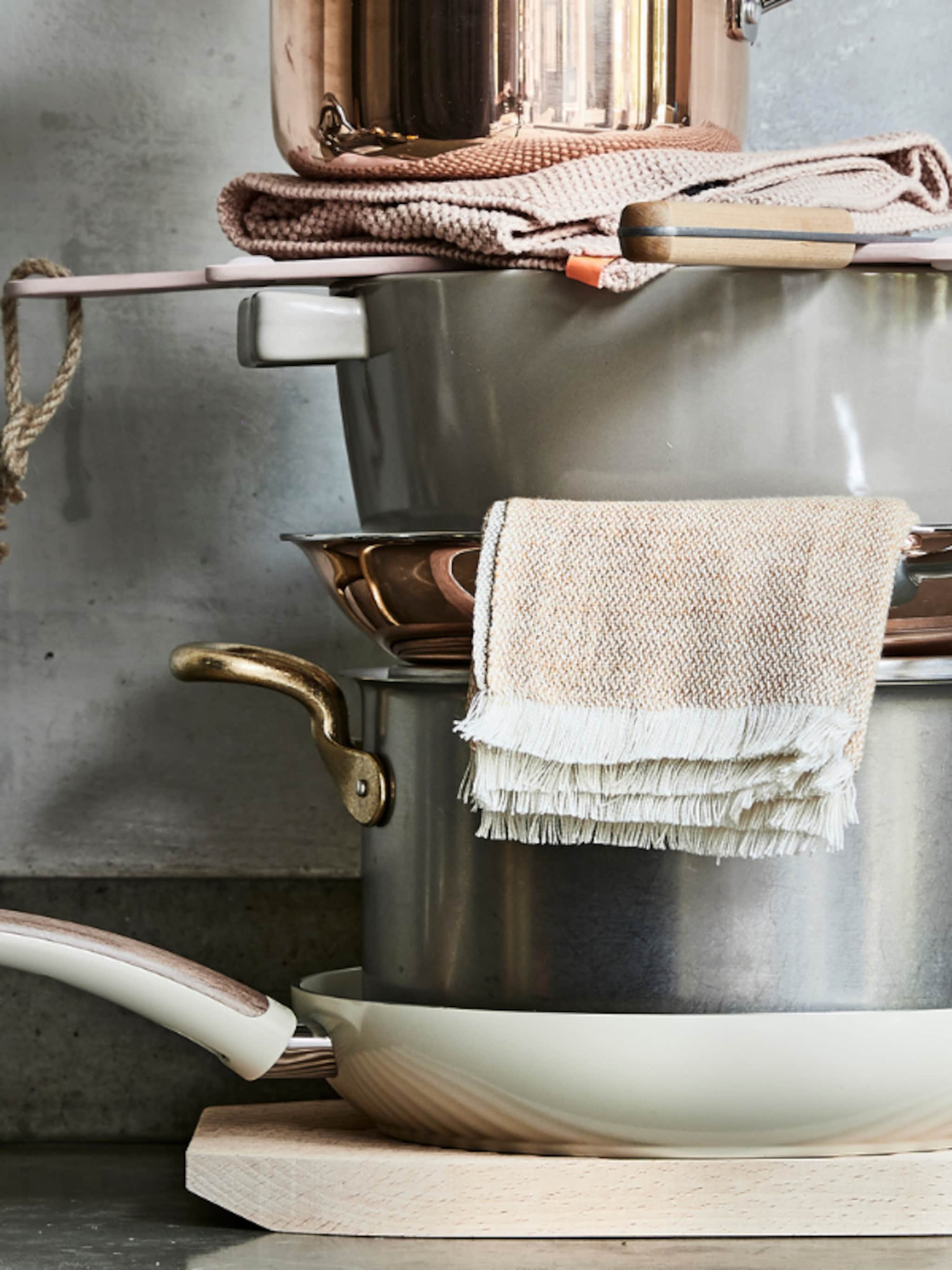 ruimte besparen in de keuken pannen handig opbergen doe je zo