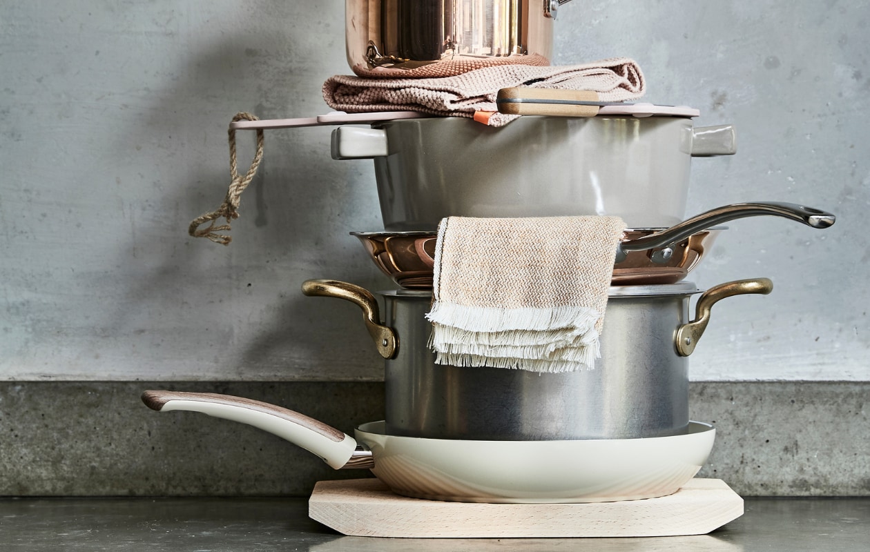 Steelpan New Vintage van BK, Ø 16 cm € 69,- Handdoek Vanilla &amp; Rose van Oyoy, 38×58 cm (lxb) € 12,25 Snijplank Chop Chop van Zuperzozial, 37,5×15 cm (lxb) € 19,95 Koksmes Surface van Serax € 95,- Keramische kookpan New Vintage van BK, Ø 24 cm € 55,- Koekenpan New Vintage van BK, Ø 28 cm € 89,- Theedoek Blend van Ferm Living, 50×70 cm (lxb) € 14,- Kookpan van Sambonet, 6,5 liter € 159,- Koekenpan Woodbe van Greenpan, Ø 28 cm € 49,99 Snijplank Field van Hay, 33,5×23,5 cm (lxb) € 49,- (vtwonen.nl). vtwonen.nl shopboekje 11-2017 | styling Cleo Scheulderman | fotografie Jeroen van der Spek