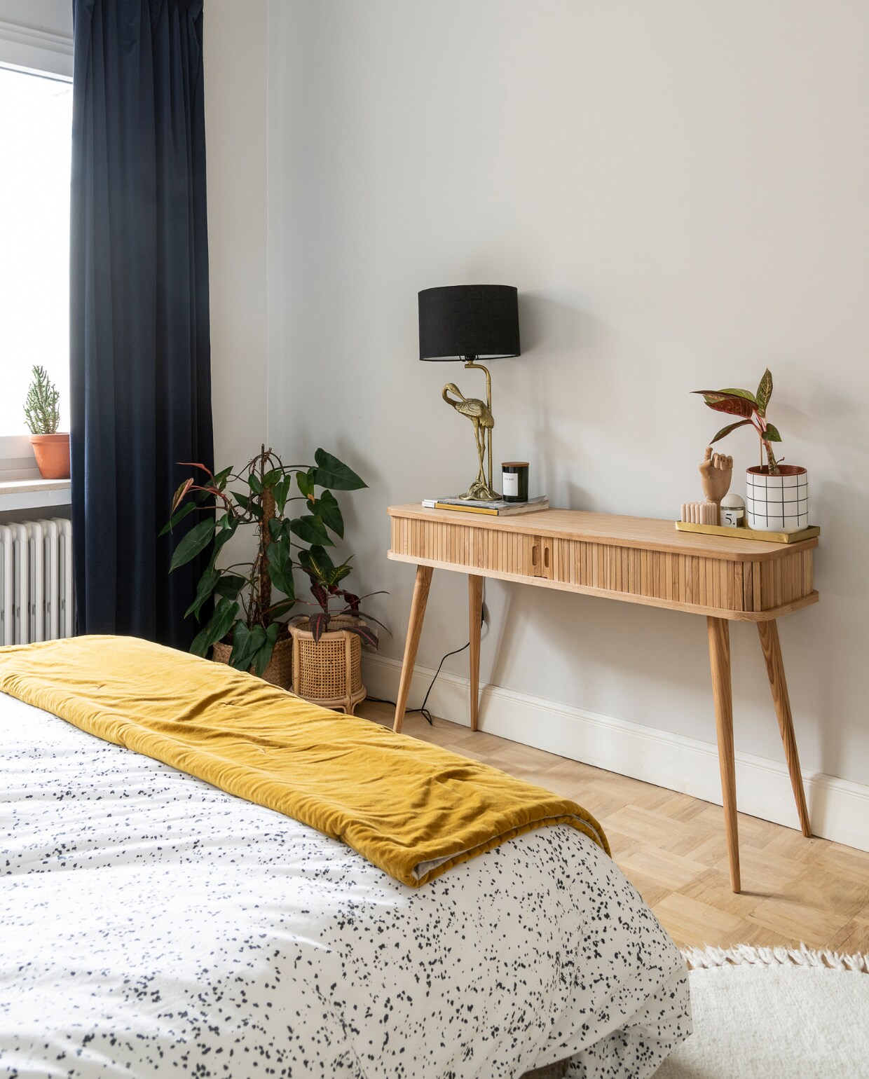 Blauw gordijn Ikea, bloempotten op de grond H&amp;M Home en vtwonen, wandtafel Fonq, tafellamp Sissy-Boy, kaars H&amp;M Home, houten hand Hay, bloempot Bolia. vtwonen 09-2022 | fotografie Jonah Samyn
