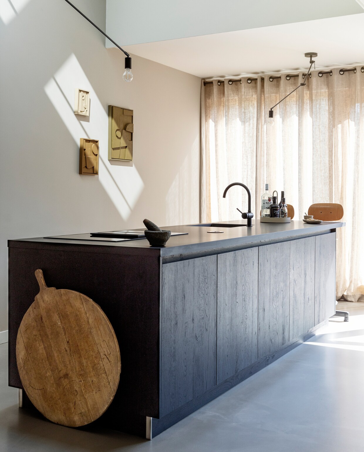 Keuken met Fenix keukenblad en spoelbak Huysinc. Kookplaat Siemens, barkrukken Marktplaats. Dienblad Grib van Ferm Living, schaaltjes Zara Home. Linnen gordijnen Femmie Naturel van Kwantum. Hanglampen Blitz van Qazqa, kunstwerken 3D Shapes van Edith Beurskens. Muurverf Mushroom van Lab Paint. Overig onbekend. vtwonen 09-2023 | styling Ilona Jongepier | fotografie Dana van Leeuwen