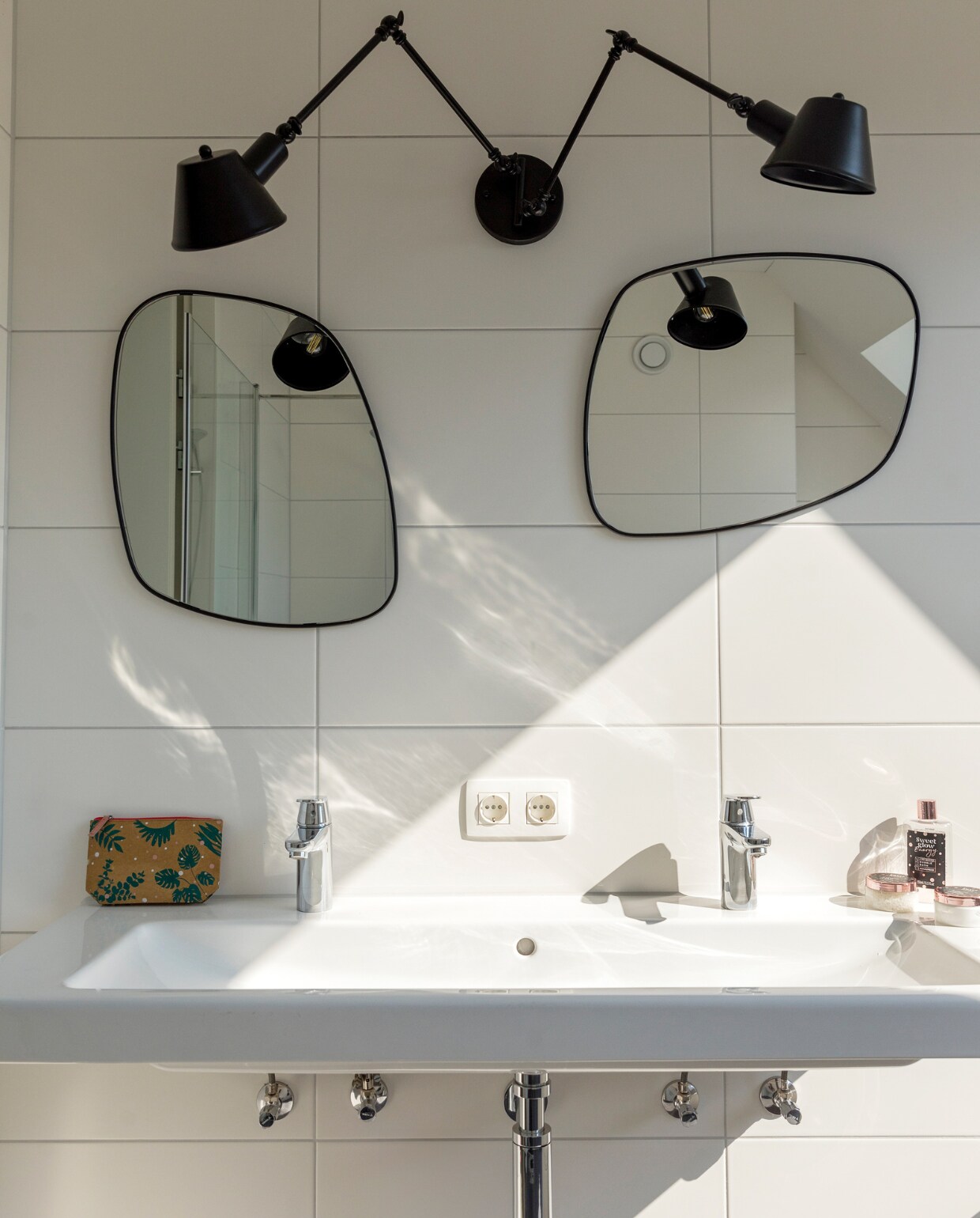Wastafel Collaro van Villeroy &amp; Boch, toilettas The Body Shop, badkamerspiegels en wandlamp AliExpress, douchegel Bubble Bath van Action. Overig onbekend. vtwonen 09-2023 | styling Ilona Jongepier | fotografie Dana van Leeuwen