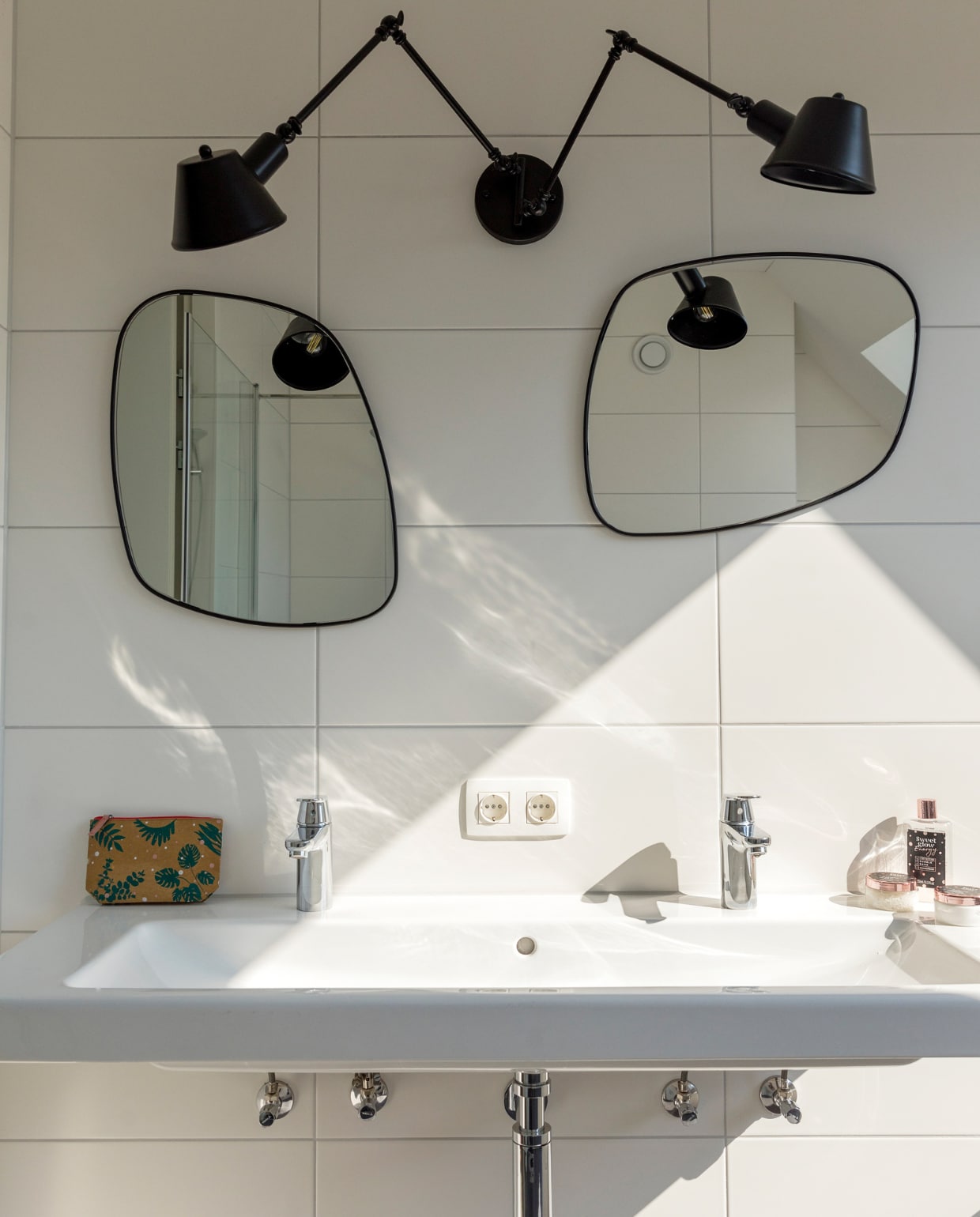 Wastafel Collaro van Villeroy & Boch, toilettas The Body Shop, badkamerspiegels en wandlamp AliExpress, douchegel Bubble Bath van Action. Overig onbekend. vtwonen 09-2023 | styling Ilona Jongepier | fotografie Dana van Leeuwen