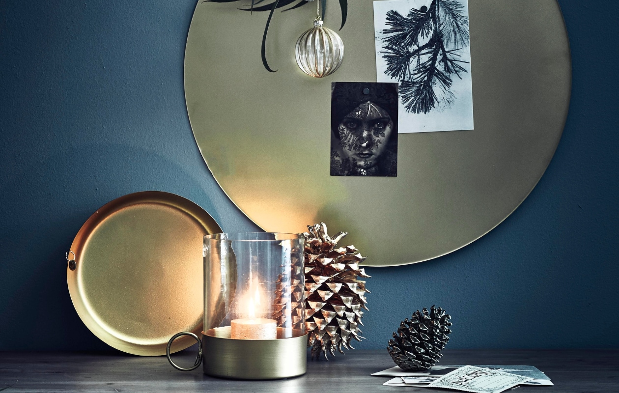 Goudkleurig magnetisch memobord, Ø 60 cm € 39,95, goudkleurige kaarsenhouder met glas, 13,2x13 cm € 29,95, goudkleurige schaal, Ø 20 cm € 12,95, kerstbal van glas met zwart/gouden streep € 5,95 vtwonen.nl, muurverf vtwonen kleur Old blue, dressoir Burbri. vtwonen 12-2016 | styling Cleo Scheulderman | fotografie Jeroen van der Spek