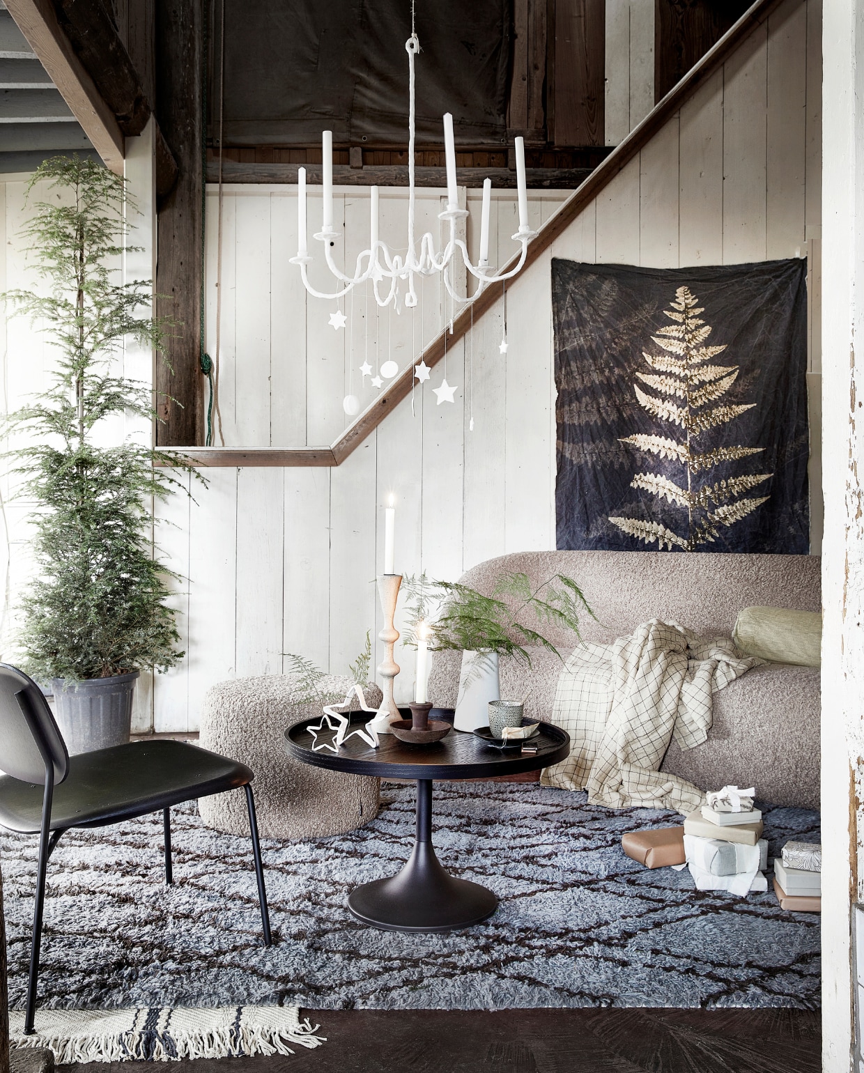 Driezitsbank Paula in stof Glore Mole € 1099,-, poef No.9 in stof Glore Mole € 149,- (sofacompany.com). Tafel Jason van Zuiver € 179,-, fauteuil Soft Edge van Hay € 215,20, zwarte kandelaar € 15,20, hoge kandelaar grijs/crème van Urban Nature Culture € 39,95 (vtwonen.nl). Berber vloerkleed € 895,-, wit hand-geweven vloerkleed met strepen € 299,-, rond langwerpig kussen van ribfluweel, 70x20x20 cm € 32,95, plaid € 54,95 (hkliving.nl). Beker € 7,50 (deens.nl). Wandkleed € 290,- (blooming-label.com). vtwonen 12-2021 | styling Marlies Does | fotografie Peggy Janssen