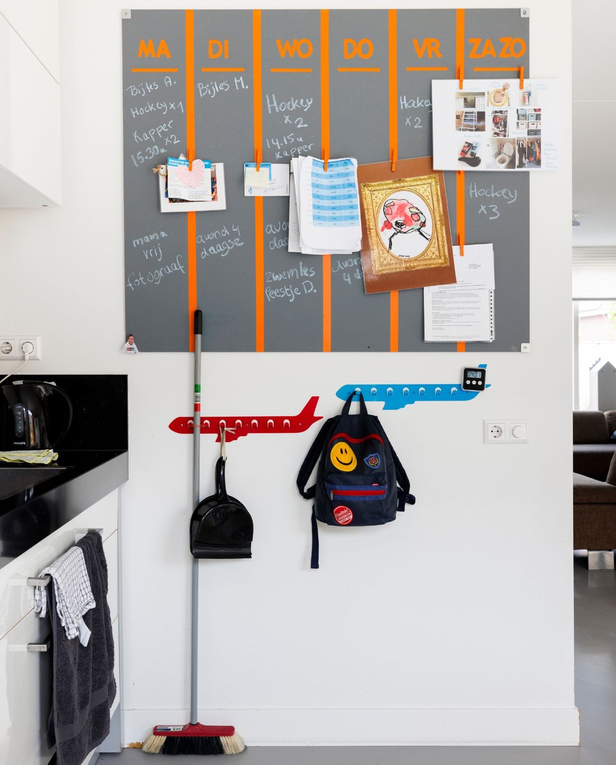 Een sneak peek van de oude keuken nog vóór de make-over in Uitgeest. Weer verliefd op je huis aflevering 2 seizoen 19 | styling Eva van de Ven | fotografie Margriet Hoekstra