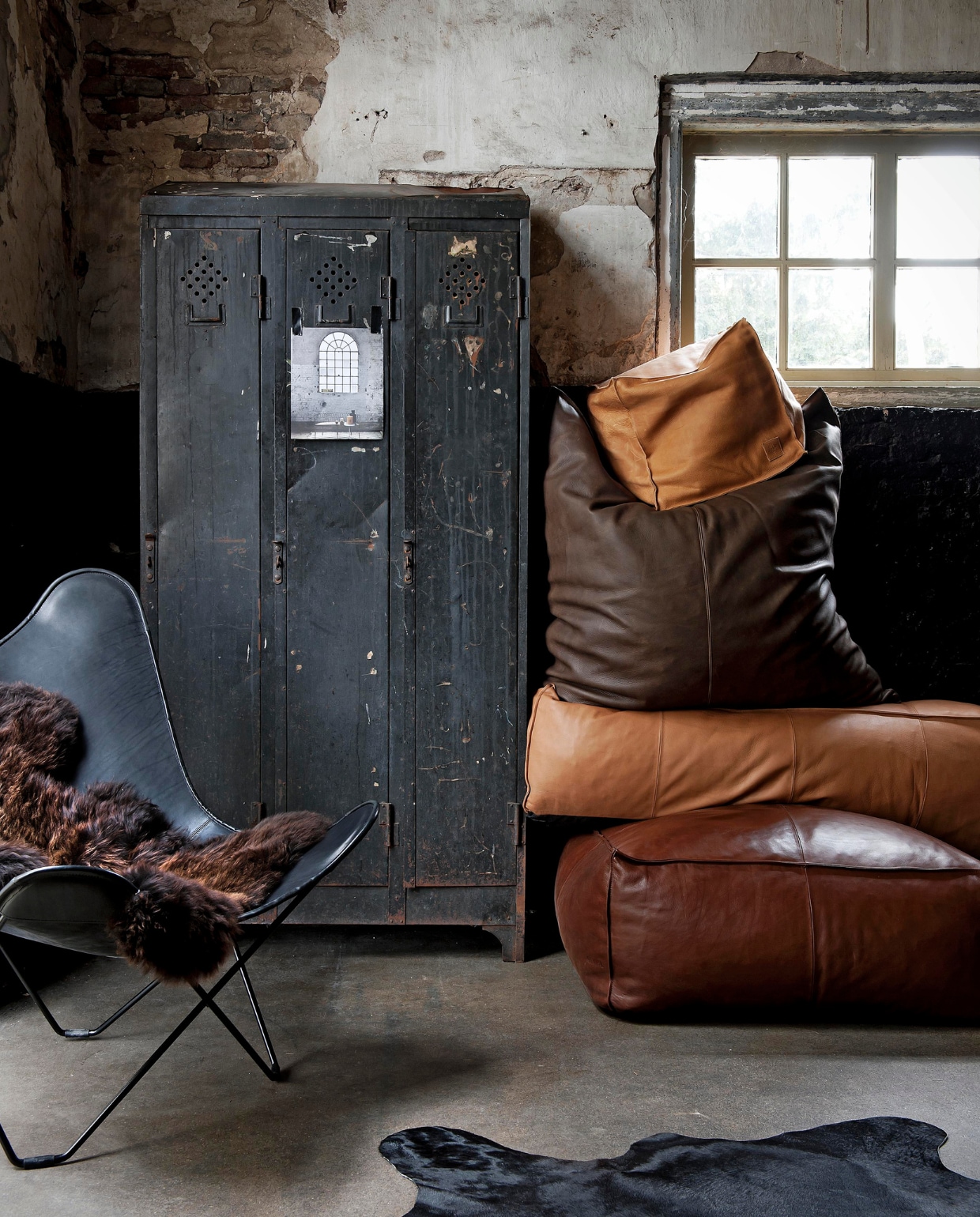 lockerkast € 325,- (Spoor 38), Onderste 2 poefs per stuk vanaf € 495,- (Scapa). Zitzak € 730,-, kleine poef € 297,- (Heronymus). Butterfly loungestoel € 750,- (Design020). Schapenvacht vanaf € 59,-, koeienkleed vanaf € 195,- (Van Buren). vtwonen 02-2013 | styling Marianne Luning | fotografie James Stokes