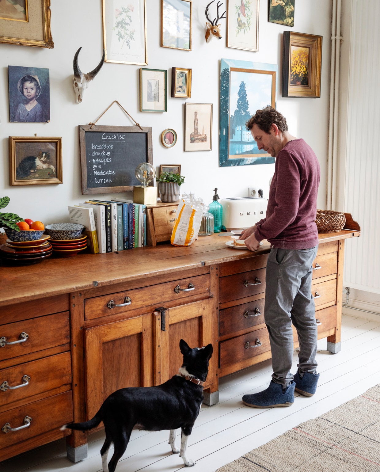 Muurverf Ral 9010, keukenblok/oud bakkersmeubel Woontheater. Lijsten kringloop, gewei Sissy-Boy, hert souvenir, servies Marokkaanse winkel, pot vtwonen, broodrooster Smeg. Broodbak en spuitfles brocante. Overig onbekend.