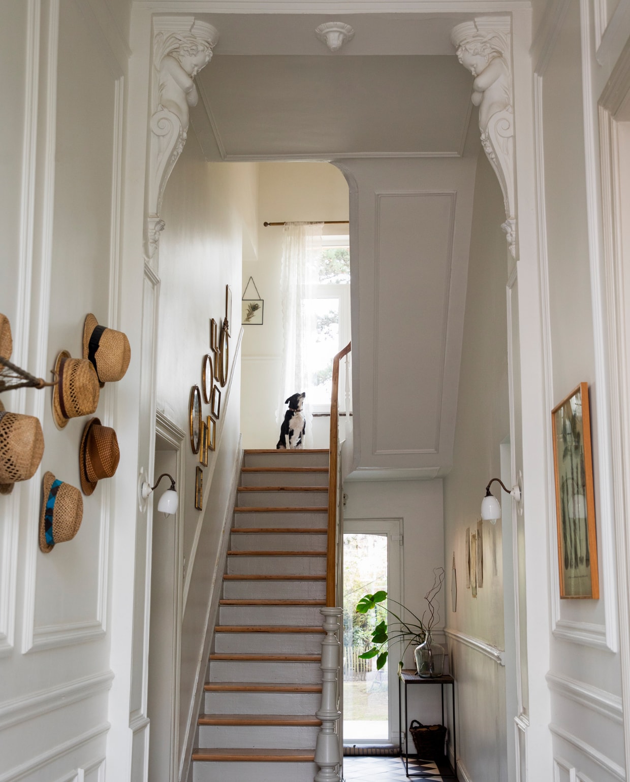 Verf trap Hardwick White van Farrow & Ball. Muurverf Ral 9010. Vloer Villeroy & Boch, lijsten Wunderkammer, wandlampen ’t Glashuys, bijzettafel Juntoo, mand brocante. Overig onbekend. 2 Muurverf Ral 9010, schilderij kringloopwinkel. Koffers en doos brocante, stoel markt Marollen, kussen Zeeman, tafel op maat gemaakt, bureaustoel Bol. vtwonen 10-2023 | styling Ilona Jongepier | fotografie Dana van Leeuwen