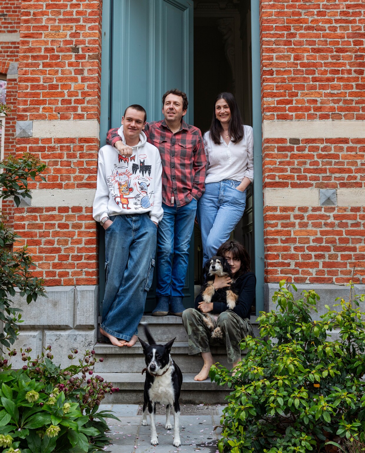 Judith, Gregory, Elliot en June (15), honden Babet en Lola vtwonen 10-2023 | styling Ilona Jongepier | fotografie Dana van Leeuwen