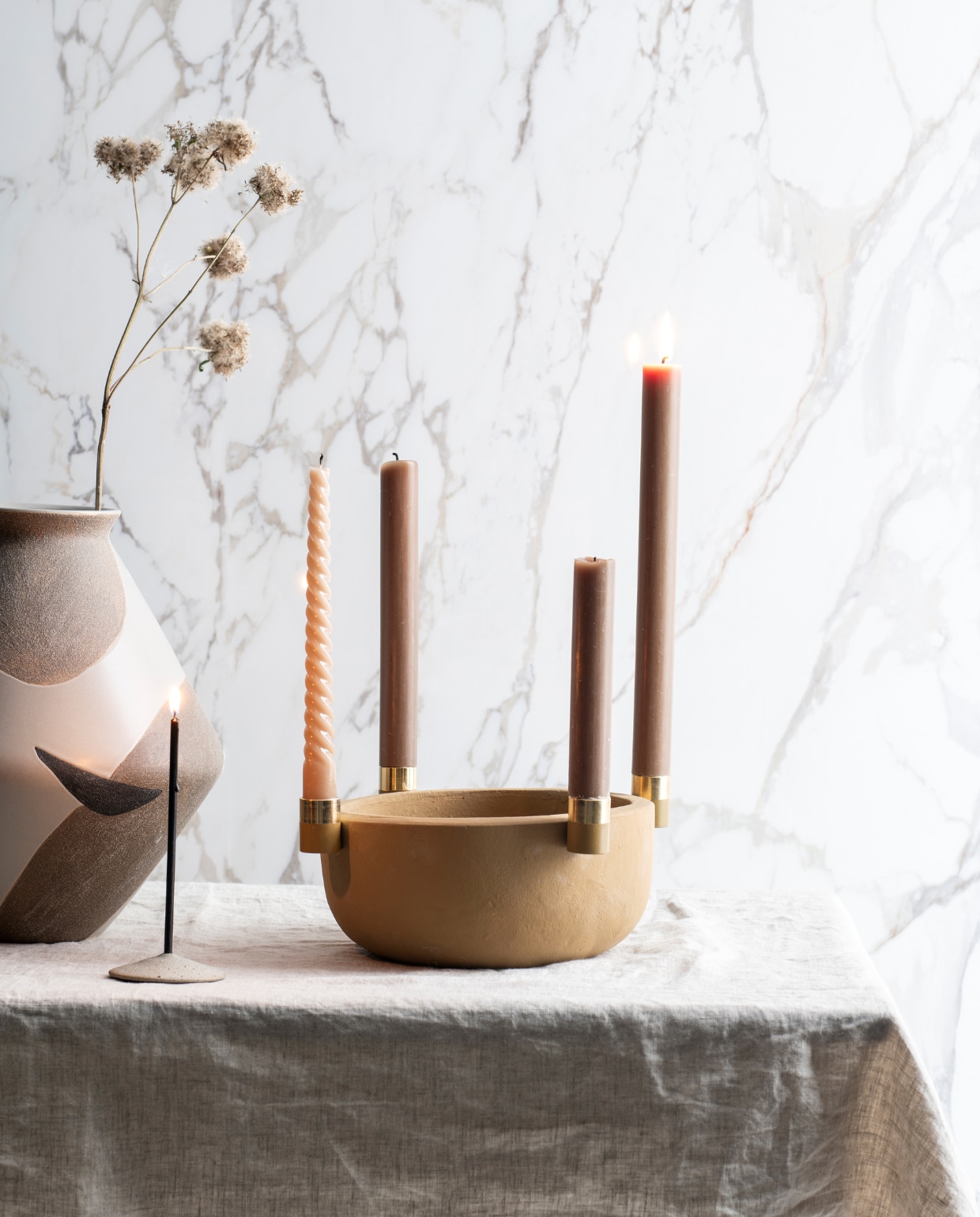 Handbeschilderde vaas € 34,99, houten bal € 19,95 (zaanschfaamwebshop.nl). Linnen tafelkleed € 49,99 (hm.com). Mini kandelaar € 25 (minimuc.com). Tegels achterwand (tonscholten.nl). vtwonen 11-2022 | styling Myla Gries | fotografie Louis Lemaire