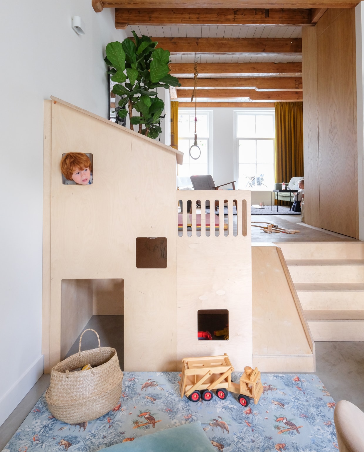Speelhuis gemaakt door Plantvierkant. Speelmat ByAlex Playmats. Mand Ikea. Houten speelgoedvrachtwagen Fagus. Wandlamp Lucide. vtwonen 03-2022 | productie Coco features | styling Gerlise van putten | fotografie Sabine Burkunk