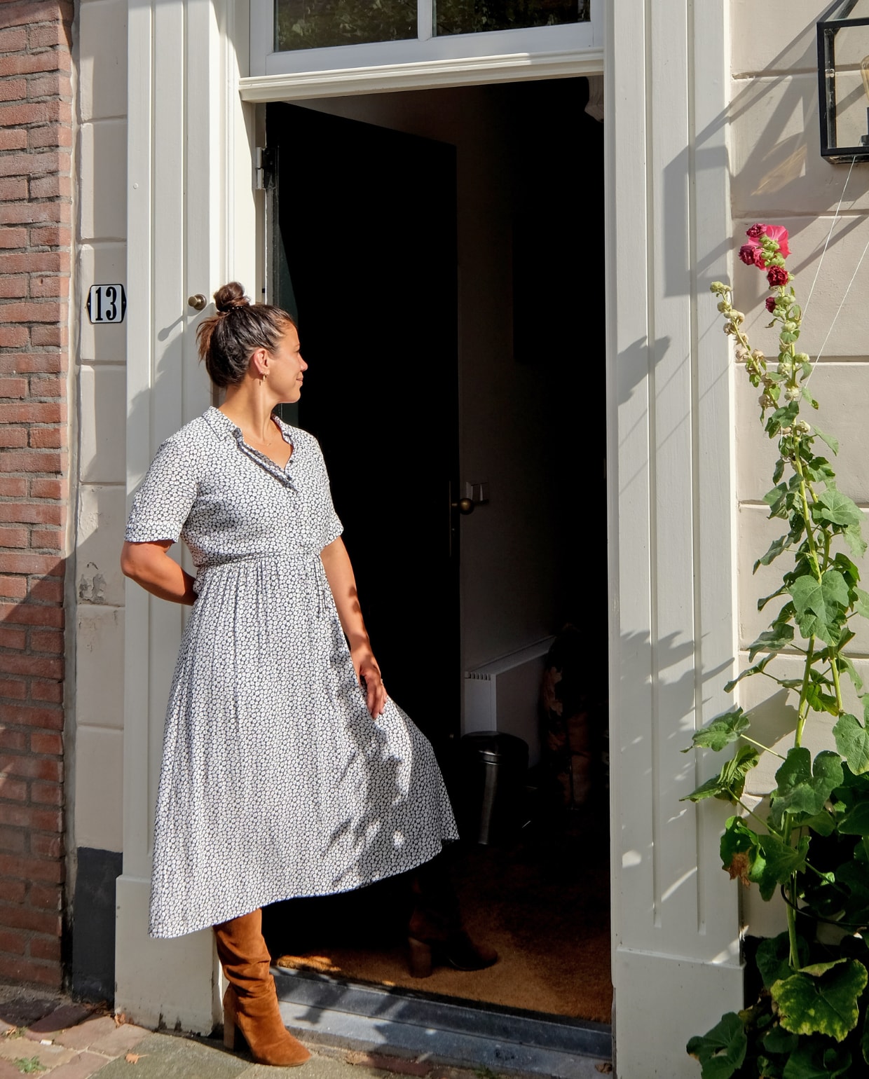 Iris voor het stadspand in Rotterdam. vtwonen 03-2021 | productie Coco features | styling Gerlise van putten | fotografie Sabine Burkunk