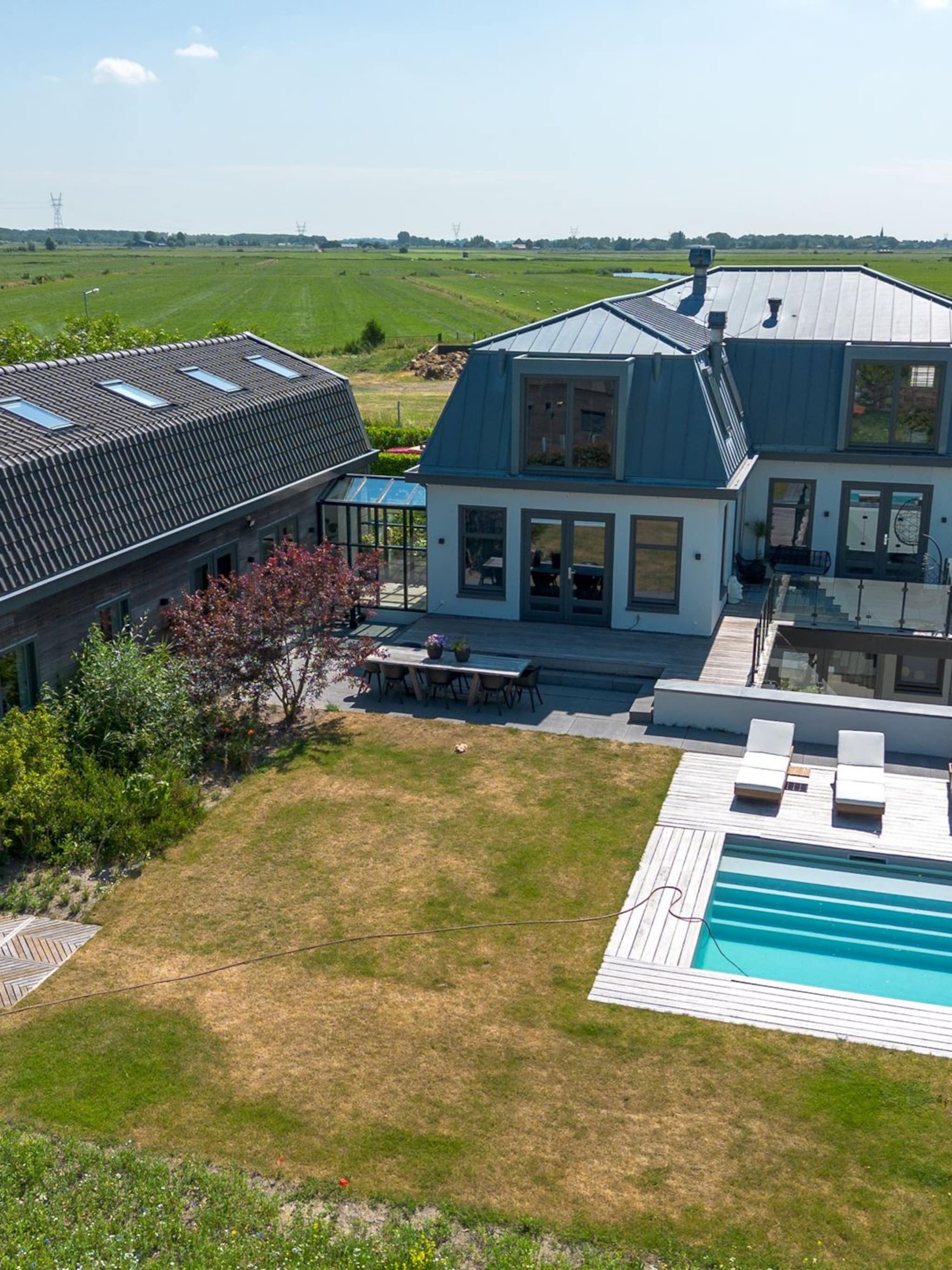 funda parel binnenkijken in de luxe villa vol beige van fajah lourens