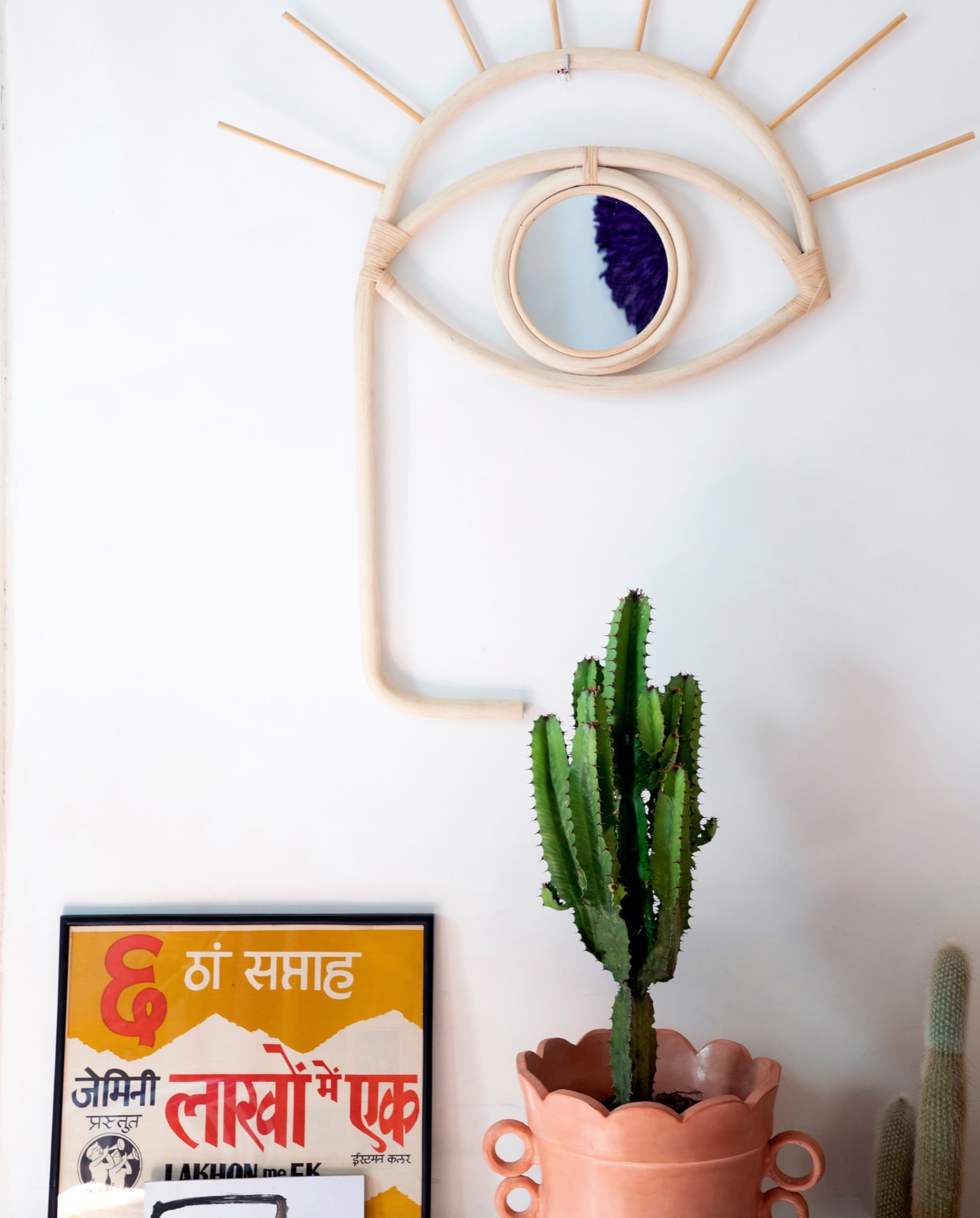 Spiegel Lrnce. Schilderij/poster komt uit India. Cactus en pot komen van de lokale markt. vtwonen 09-2020 | fotografie Stine Christiansen