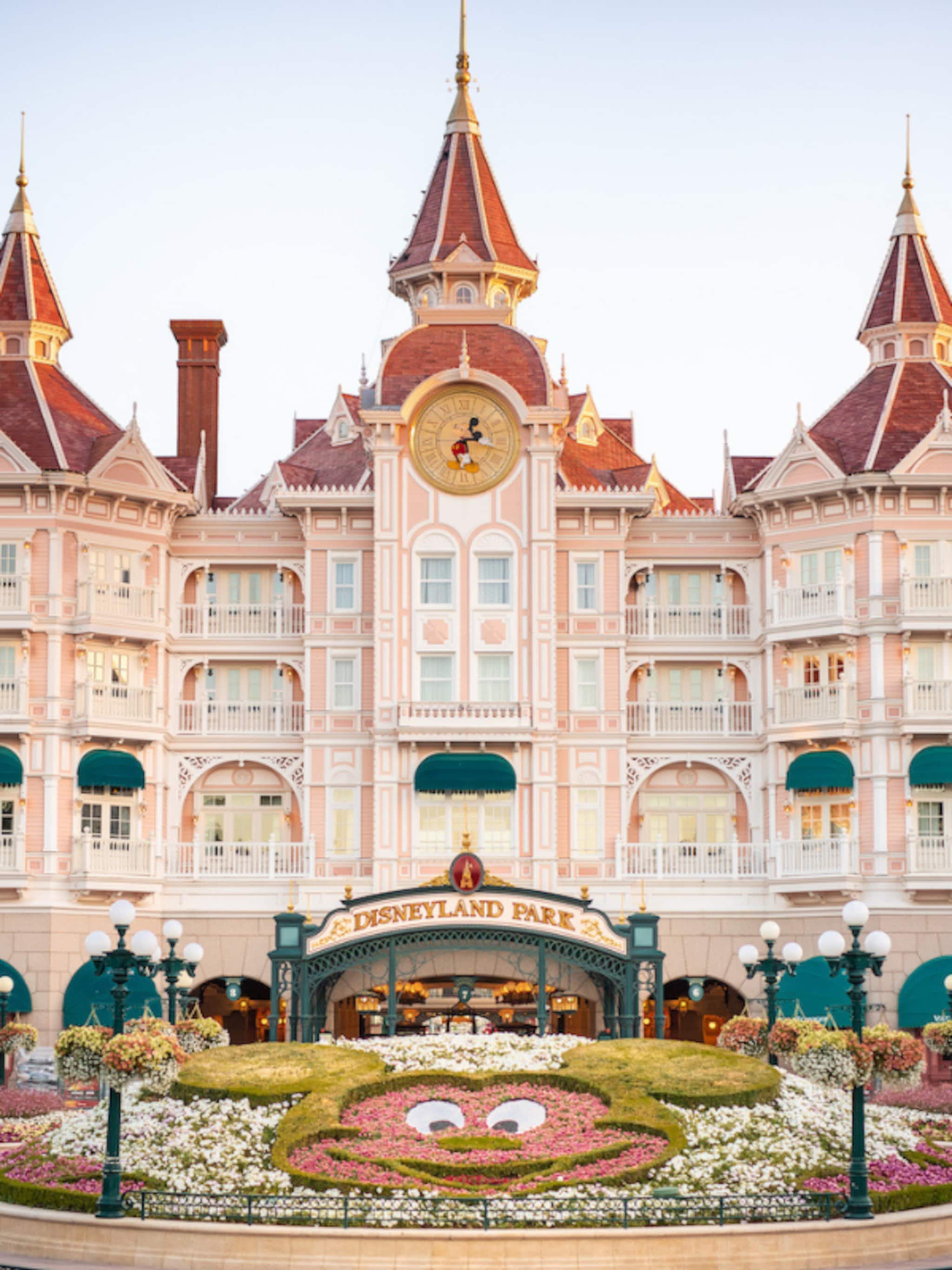 slapen als een doornroosje kijk binnen in het gerenoveerde disneyland hotel vol koninklijke elementen