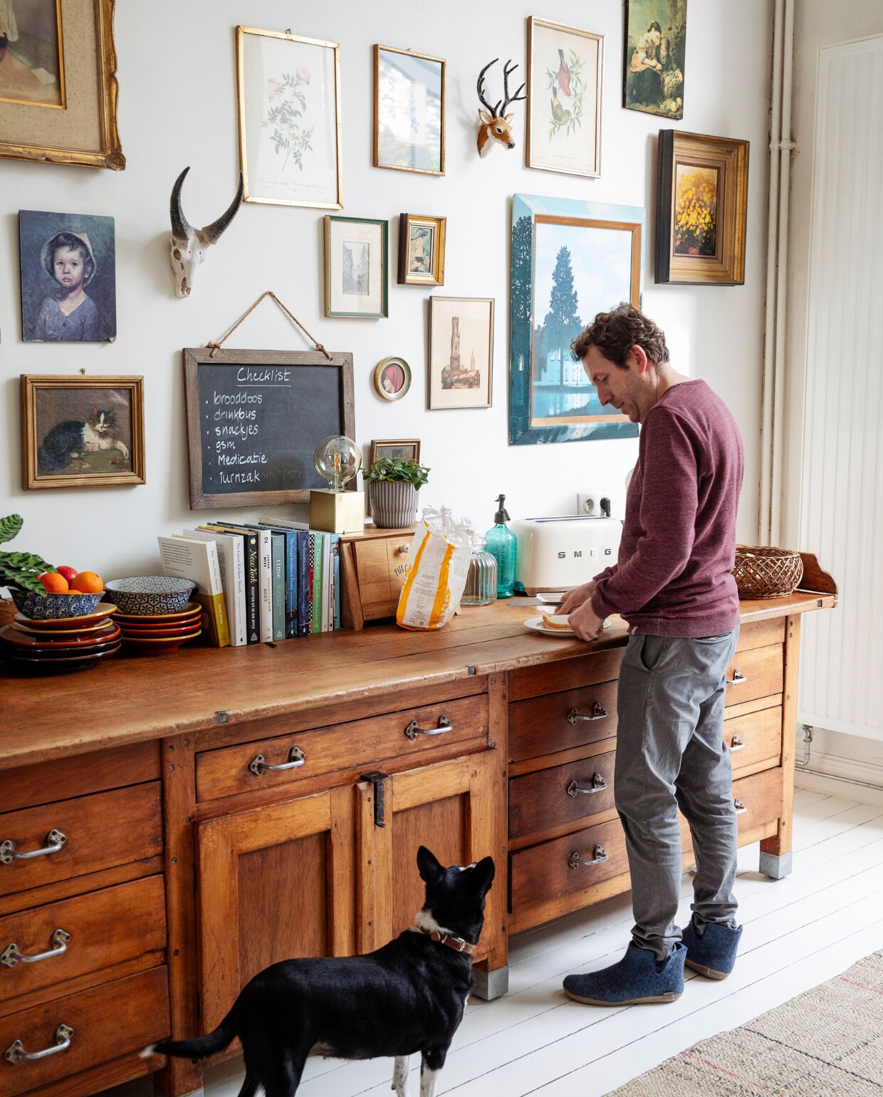 Muurverf Ral 9010, keukenblok/oud bakkersmeubel Woontheater. Lijsten kringloop, gewei Sissy-Boy, hert souvenir, servies Marokkaanse winkel, pot vtwonen, broodrooster Smeg. Broodbak en spuitfles brocante. Overig onbekend. styling Ilona Jongepier | fotografie Dana van Leeuwen