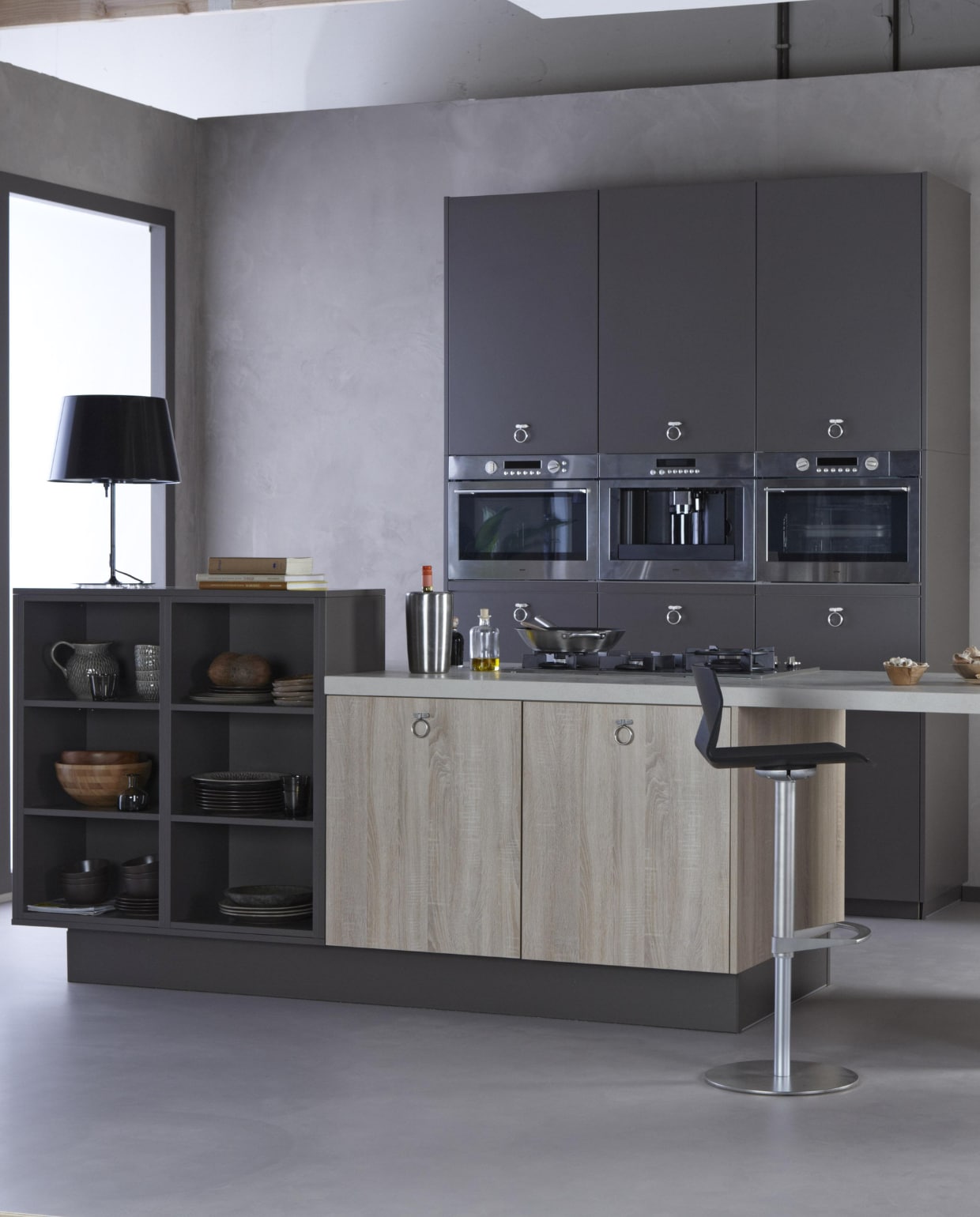 Keuken Olympia is uitgevoerd met een keramisch werkblad en uitgerust met luxe apparatuur. Complete keuken zoals afgebeeld, inclusief inmeten, bezorgen en monteren € 15.995,- (Bruynzeel). Overig onbekend. vtwonen 08-2013 | productie Iris van Asselt | fotografie Studio 5982