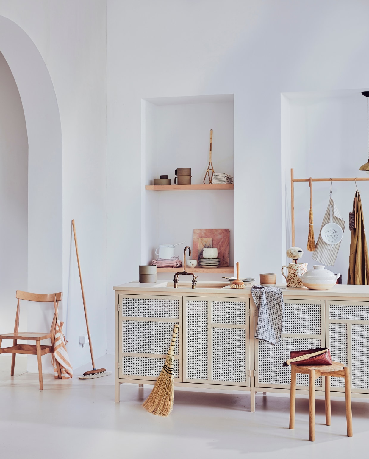 Keuken vanaf € 1700,- (com-anders.nl), Houten stoel van Ercol € 641,-, tas van Linge Particulier € 45,95, bezem € 48,50, Japanse handbezem tegen keukenblok € 84,- (pantoufle-design.nl). In kast: kom van Hasami Porcelain € 34,-, koffiepot met filter van Hasami Porcelain € 153,-, mattenklopper € 10,-, roze handdoeken van Linge Particulier € 18,95, emaillen pan van Riess € 30,-, Japans kopje van Takashi Sogo € 46,50, borden van Hasami Porcelain € 20,- (pantoufle-design.nl), marmeren serveerplank Stoned € 19,95, marmer keukenplank Stoned vanaf € 59,95 (stonedmarble.com). Op het aanrecht: bakjes van Hasami Porcelain € 21,-, staande borstel van Iris Hantverk € 28,-, geruite handdoek van Fog Linen € 14,50, karaf van keramiek € 25,-, Japanse stoompan € 120,- (pantoufle-design.nl), geglazuurde kom keramiek € 49,- (annemiekebootsceramics.nl). Houten kruk van Karimoku New Standard € 335,- (pantoufle-design.nl). Aan het rek: emaillen vergiet van Riess € 35,-, handdoek van Fog Linen € 14,50, olijfkleurig schort van Linge Particulier € 74,95 (pantoufle-design.nl). Houten rek privébezit. vtwonen 05-2019 | styling Cleo Scheulderman | fotografie Jeroen van der Spek
