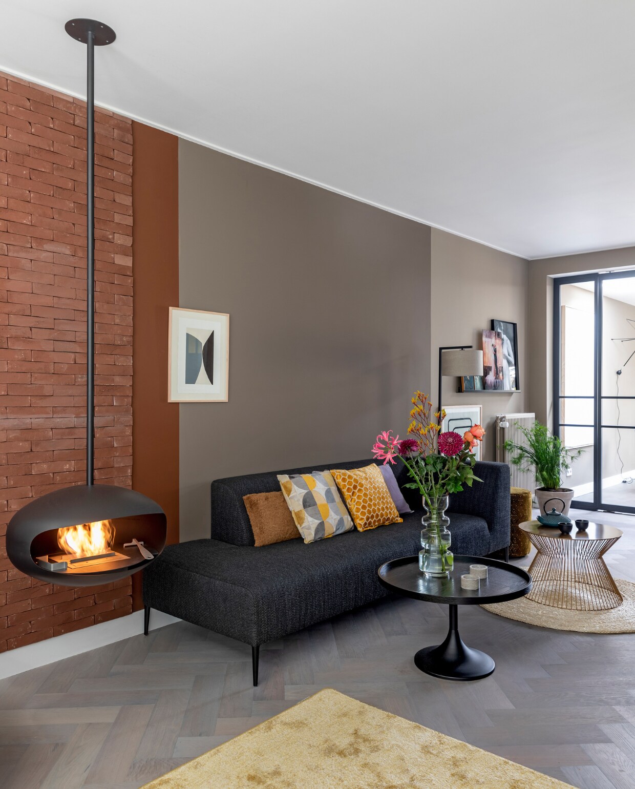 Weer verliefd op je huis | flexa trendkleur brave ground neutrale tinten en kleurvlakken op de muur zwarte bank en bio-ethanol haard vtwonen weer verliefd op je huis seizoen 13 aflevering 8 | styling Fietje Bruijn | fotografie Margriet Hoekstra
