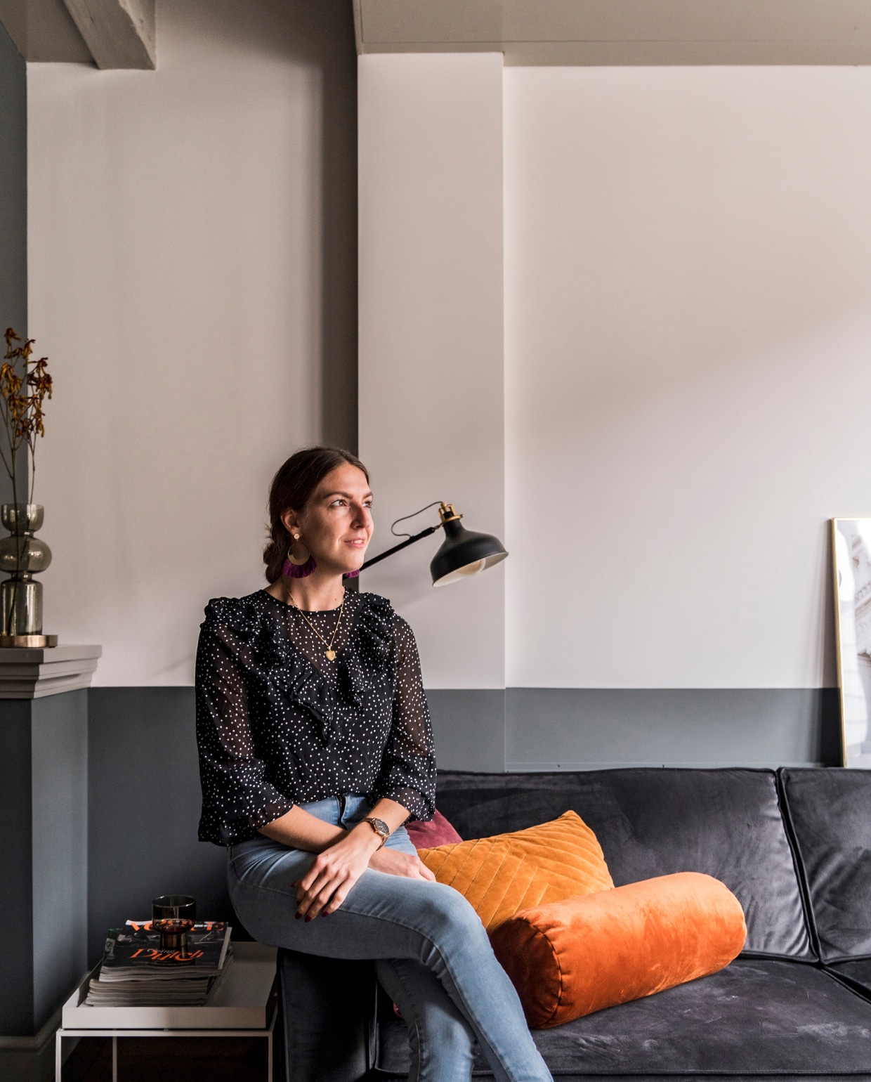 Muurverf Downpipe van Farrow &amp; Ball (onder) en Perfection van Praxis (boven). Bank Woood. Plaid en kussens Sissy-Boy Homeland.Bijzettafels Tray Table Hay.Wandlamp Karwei. Overig onbekend. vtwonen special binnenkijken 06-2022 | producie CoCo Features | fotografie Muk van Lil, Chiela van Meerwijk