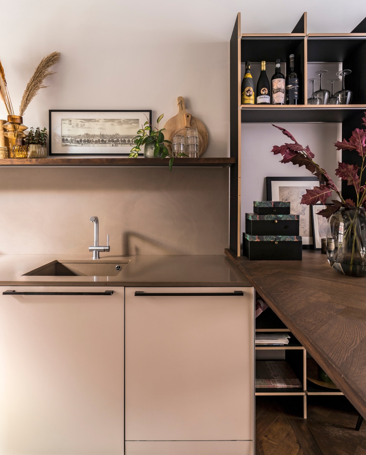 De Bulthaup-keuken zat al in het huis en is opgeknapt. Vazen op plank Westwing. Antieke tekening Gezicht op Leiden. Glazen vaas Made. Open kast met tafelblad eigen ontwerp. vtwonen special binnenkijken 06-2022 | producie CoCo Features | fotografie Muk van Lil, Chiela van Meerwijk