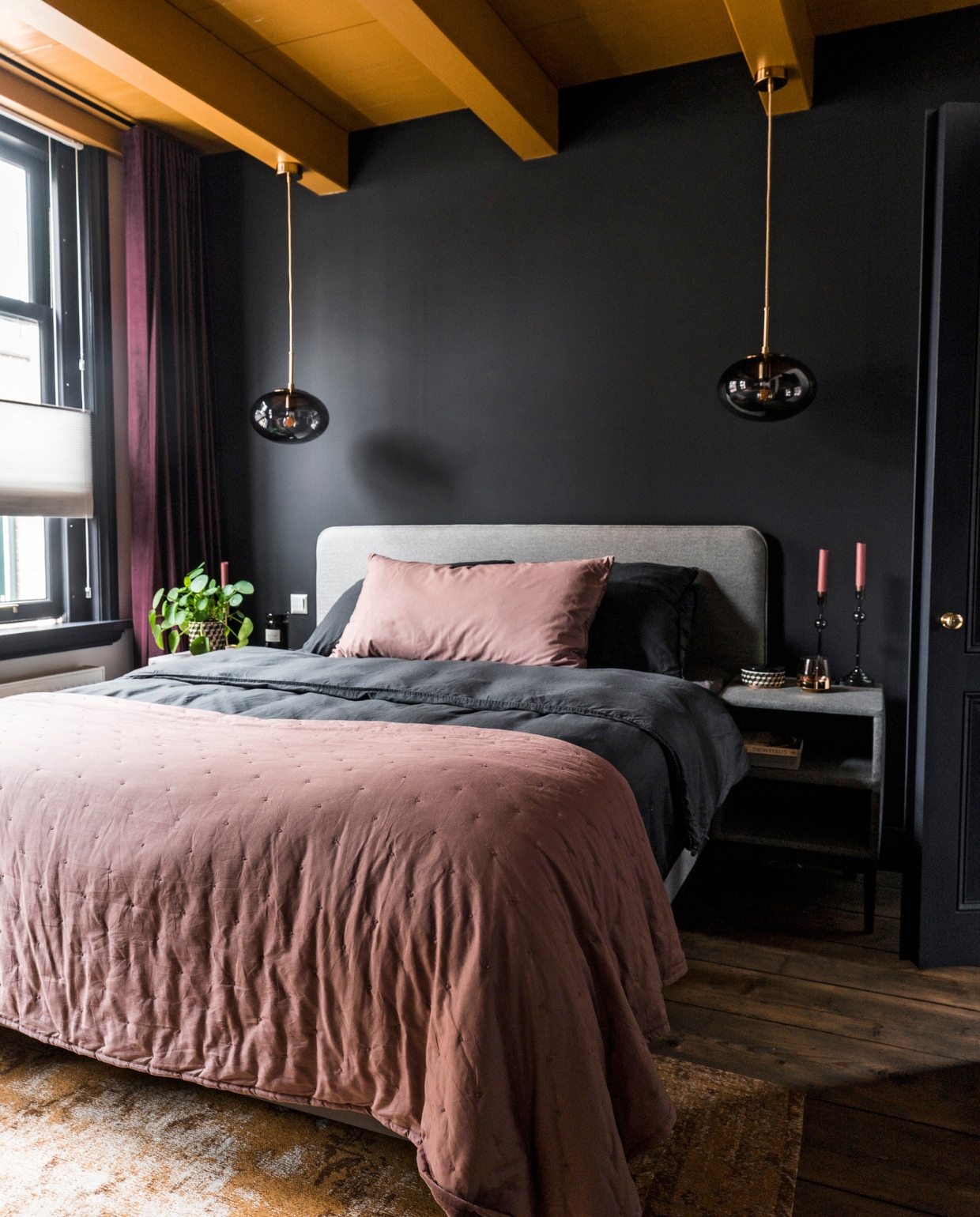 Muurverf Rijkszwartgrijs en verf balkenplafond Brabants Oker van Sikkens. Gordijnen in Velvet Merlot Veneta. Bed en nachtkastjes Pepper van Lifestyle by vtwonen voor Swiss Sense. Dekbedovertrek Essenza. Sprei en kussen H&amp;M Home. Vloerkleed Sissy-Boy Homeland. Hanglampen Opal House Doctor. Kandelaars Kwantum. Opbergdoosje H&amp;M. Waxinelichthouder Coco Maison. vtwonen special binnenkijken 06-2021 | producie CoCo Features | fotografie Muk van Lil, Chiela van Meerwijk