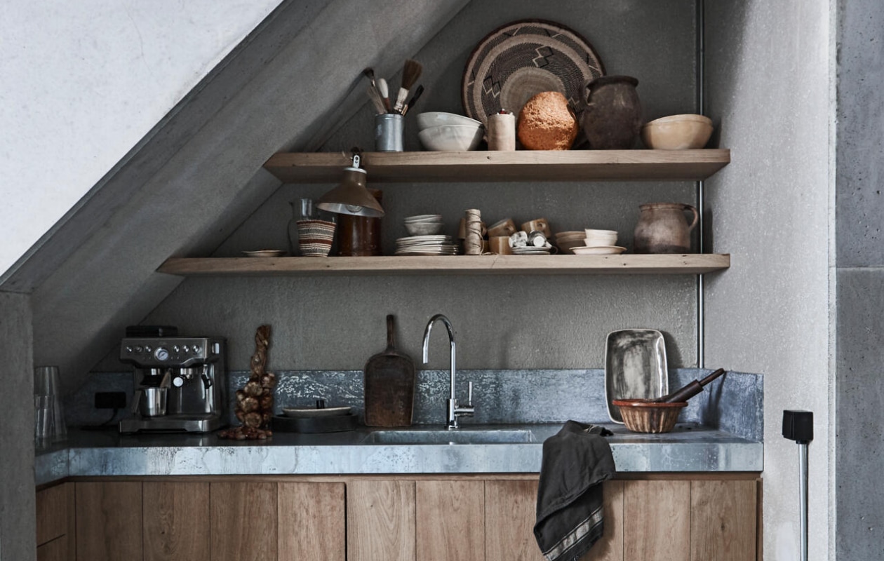 Servies van Wonki Ware per stuk vanaf € 20,30, houten krukje uit Azië vanaf € 120,-, rieten mand op grond vanaf € 95,-, aardewerken potten vanaf € 85,-, keuken prijs op aanvraag (MVN&amp;I). Schaal Binga op bovenste plank vanaf € 59,-, kleine gestreepte mand Kenya vanaf € 19,-, vintage houten schep vanaf € 95,- (Couleur Locale). Knijplamp € 119,-, kwasten vanaf € 5,- (Spoor 38). Tulband bakvorm van aardewerk € 55,- (Burbri Antiek). Deegroller € 10,- (De Weldaad). Theedoek Vardagen per 2 € 4,99 (Ikea). Overig privébezit. vtwonen 01-2017 | styling Cleo Scheulderman | fotografie Jeroen van der Spek