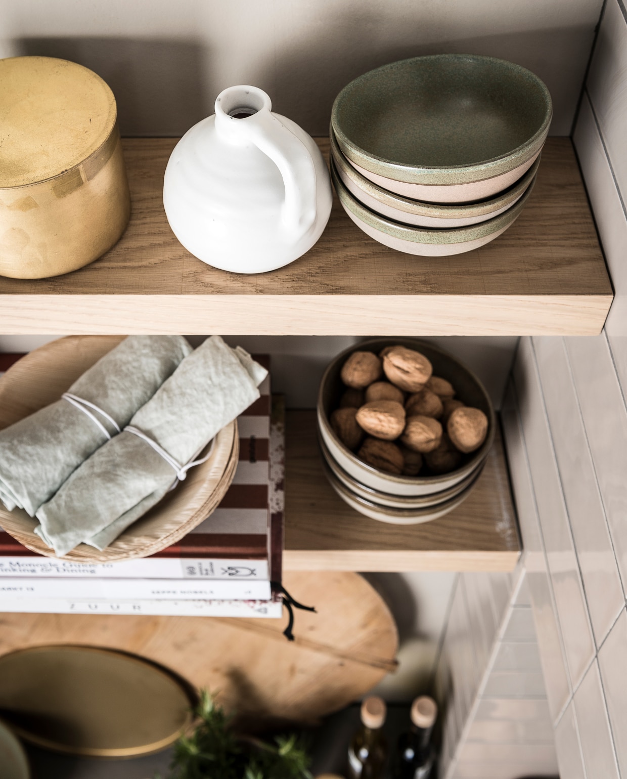 mandemakers keuken, &amp;klevering kookboeken, nijhof witte kan, loods 5 houten snijplank op pootjes, De weldaad flesvaas, gouden schaal vtwonen. Overig privébezit. vtwonen 07-2017 | fotografie Sjoerd Eickmans | styling Danielle Verheul