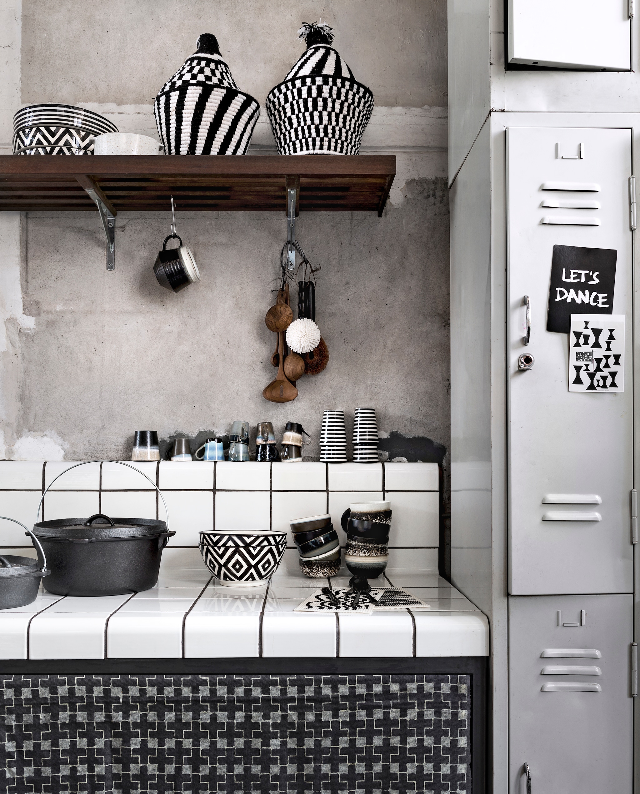 Tegels van Droog Design prijs op aanvraag (Dtile). Gordijn van handbedrukte stof per meter € 70,- (Charlene Mullen). Gietijzeren pannen van Dutch Oven vanaf € 39,95 (200 Fahrenheit). Zwart-witte schalen van keramiek € 29,-, gestreepte mok € 8,50, gevlochten pot met deksel € 89,- (Household Hardware). Keramisch ovenschaaltje met handvatten € 19,95, kommen € 7,50, espressokopjes € 4,85, teakhouten lepels per stuk € 8,25, afwasborstels vanaf € 6,50 (HK Living). Schoonmaakdoekjes van Ferm Living met print per 3 stuks € 14,- (Kolk en Kolk). Bestek van vtwonen € 5,95 (vtwonen.nl). Lockerkasten vanaf € 300,- (Van Dijk &amp; Ko). Ansichtkaart van € 0,95 (ArtUnlimited). Kaart met tekst uit Get of the internet van Bis Publishers.nl met kreten uit de popmuziek (popmusicwisdom.com). Kom met oor privébezit. vtwonen 01-2018 | styling Marianne Luning | fotografie Stan Koolen
