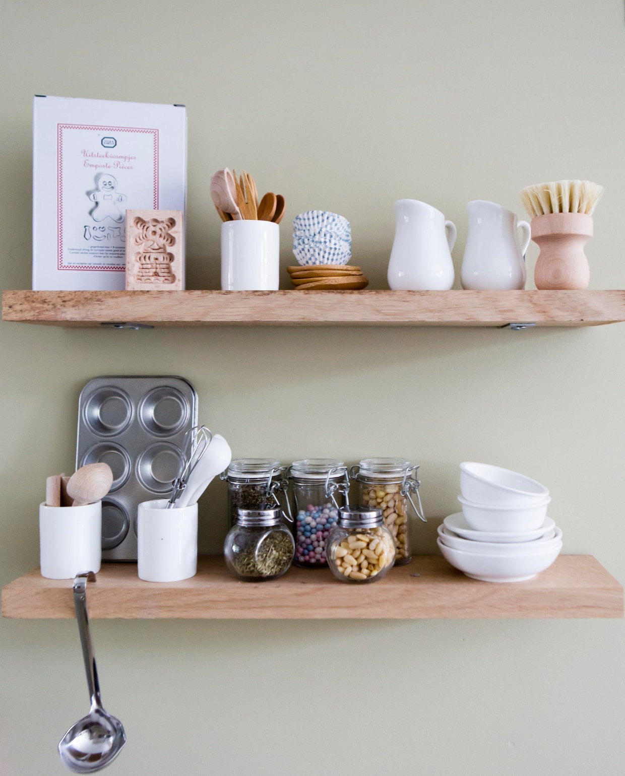 Kinderkeukenaccessoires per stuk vanaf € 0,95 (www.dille-kamille.nl). Overig privébezit. vtwonen 01-2017 | styling Fietje Bruijn | fotografie Barbara Kieboom