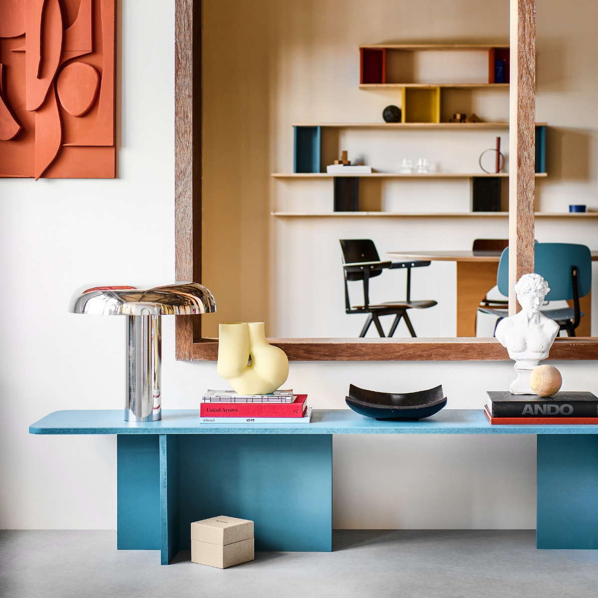 Muurverf Stock, meubelverf Air Force Blue (littlegreene.nl). Metalen lamp € 269,- (hkliving.com). Vaas Chubby van Hay € 85,- (vtwonen.nl/shop). Overig privébezit. vtwonen special DIY 7 | styling Sanne Ketelaar | fotografie Sjoerd Eickmans
