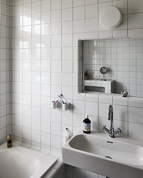 Tegels Dtile, kraan Bongio, wastafel Villeroy &amp; Boch, wandlamp Manufactum. Overig onbekend. vtwonen 11-2023 | styling Mariella Kallenberg | fotografie René Mesman