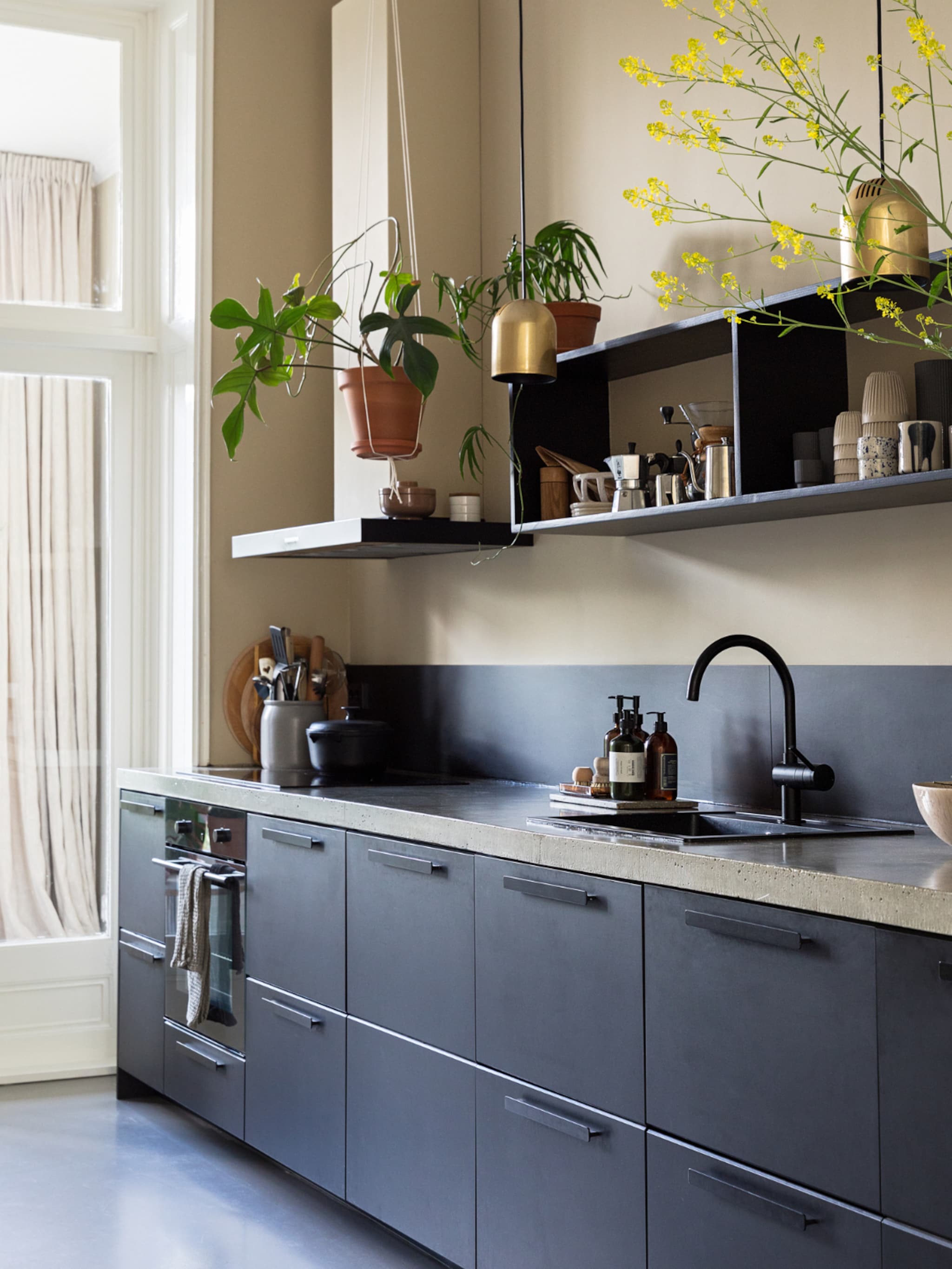 kleuren en materialen combinerenzwarte keuken