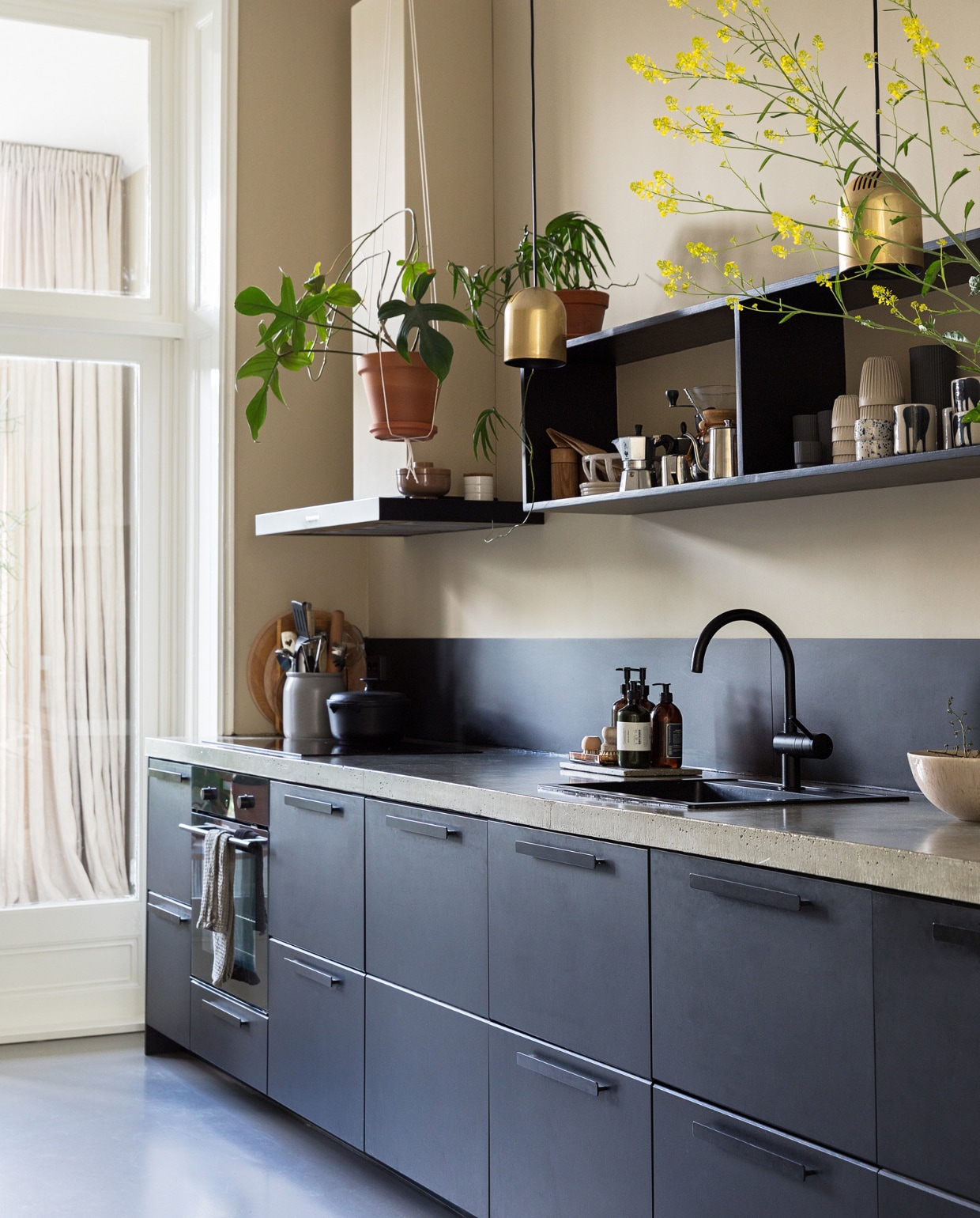 Keuken Ikea met zelf gegoten betonnen blad. Wandkast zelfgemaakt. Lampen kringloop. Overig Nørd Conceptstore. vtwonen 10-2022 | styling Ilona Jongepier | fotografie Dana van Leeuwen