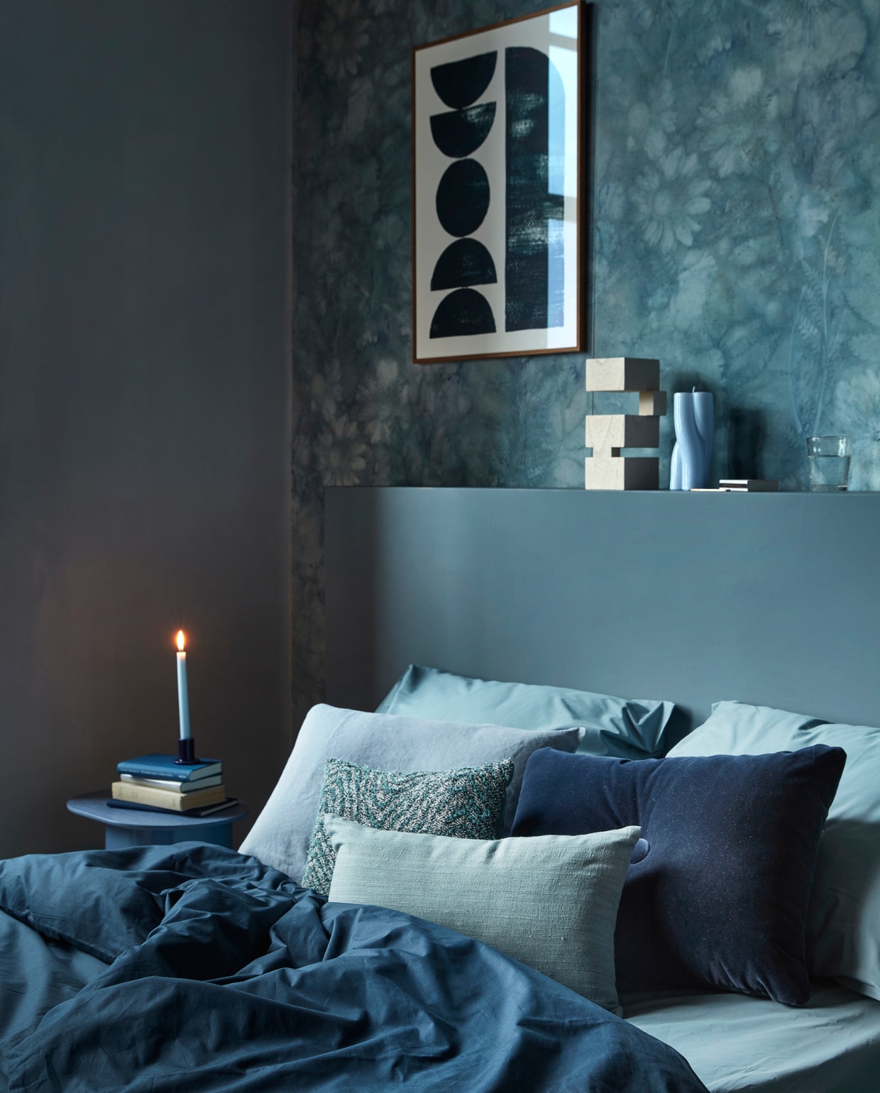 Muurverf Bone China Blue (littlegreene.nl). Behang Monica Misty Blue van Sandberg, per m2 € 44,- (sandbergwallpaper.com). Hoofdbord geschilderd in ecologische muurverf Smokey Eyes van Lab Paint, prijs op aanvraag, doorkijk naar badkamer ecologische muurverf Night Blue van Lab Paint, prijs op aanvraag (vestingh.nl). Dekbedovertrek van percalkatoen in kleur Navy inclusief twee kussenslopen, 240x220 cm € 179,95, petrolblauwe kussenslopen van percalkatoen, 60x70 cm, per stuk € 29,95, kussensloop van gewassen linnen in Dusk Blue, 50x60 cm € 39,95, kimono badjas van gewassen linnen in Dusk Blue € 119,95 (yumeko.nl). Gemêleerd kussen van Doris voor HKliving € 32,-, object met zandkleurig hout Harmony € 69,95 (hkliving.nl). Art print Sea Blue Circling, 50x70 cm € 139,- (enkelartstudio.com). Gedraaide kaars Wocky € 19,- (festamsterdam.com). Blauwe retro stoel met wollen bekleding van Verner Panton voor Fritz Hansen € 750,- (demachinekamer.nl). Blauwgroene handdoek, 50x90 cm € 6,99 (zarahome.com). Blauwgrijze vaas Spada van Urban Nature Culture € 57,95, zijden kussen van Urban Nature Culture, 50x30 cm € 49,95 (deens.nl). Lichtblauw douchelaken van Walra € 20,99, grijsblauw waterglas van Broste Copenhagen € 11,49, donkerblauw velours kussen Dot van Hay € 75,99 (vtwonen.nl). vtwonen 01-2023 | styling Marlies Does | fotografie Peggy Janssen | decor Studio Milo